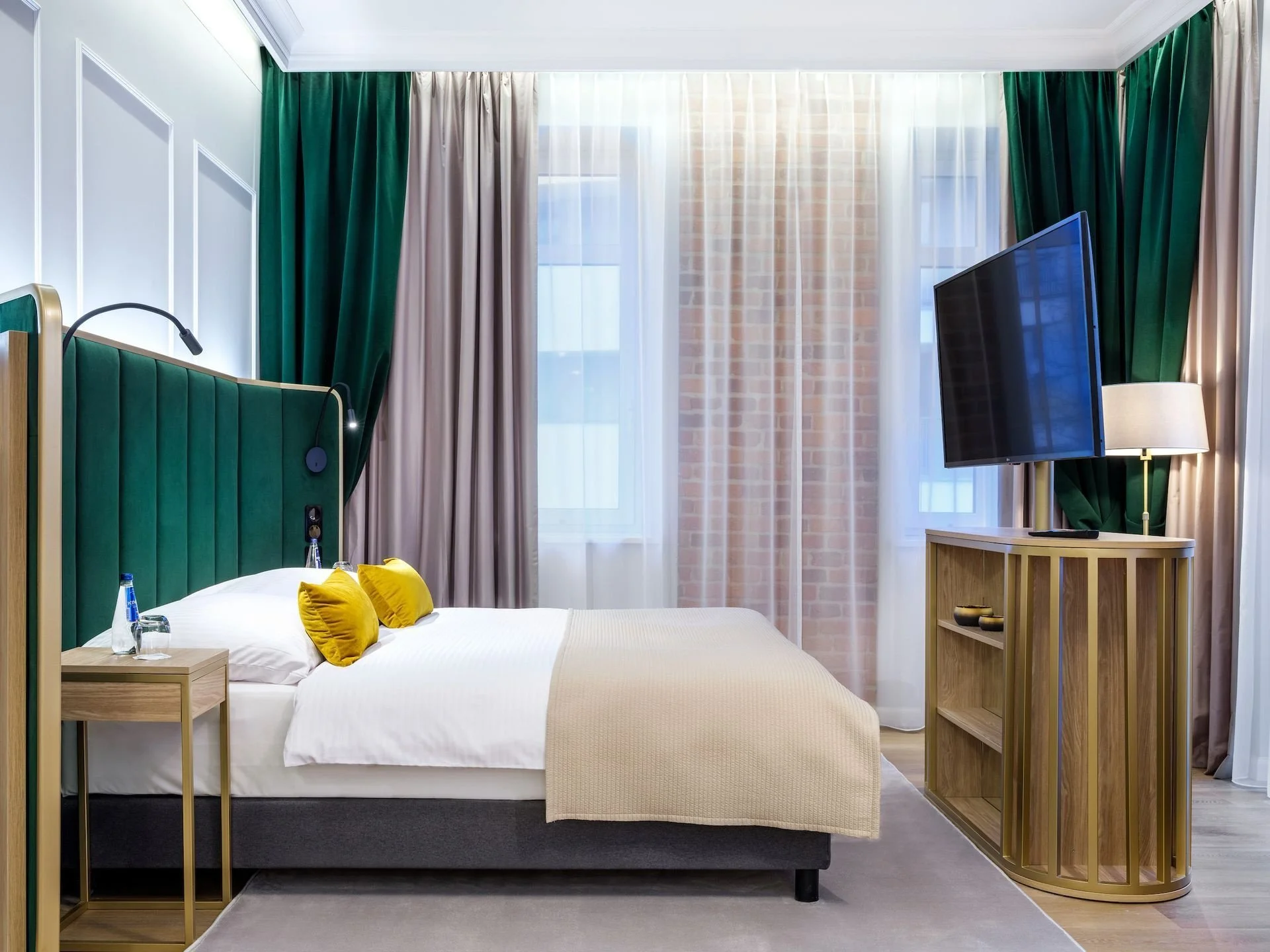 Královské ubytování v srdci Krakova: luxusní hotel se snídaní, vana v pokoji, výhled na hrad