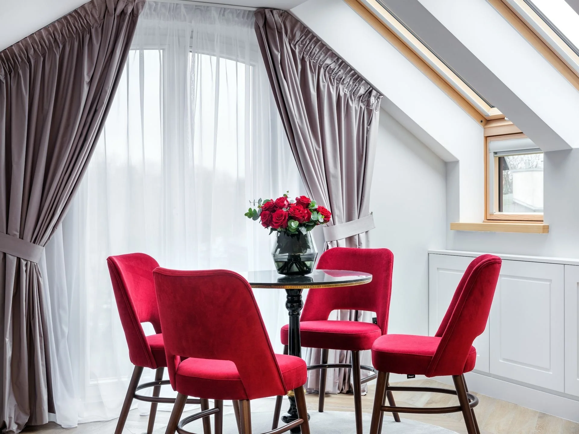 Královské ubytování v srdci Krakova: luxusní hotel se snídaní, vana v pokoji, výhled na hrad