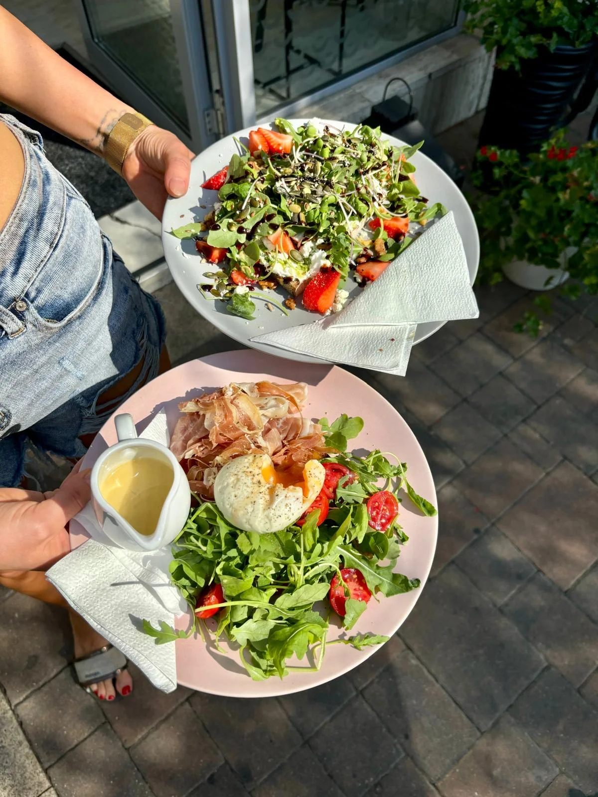 Sladká i slaná snídaně: francouzský toust, obložený chléb, káva i fresh