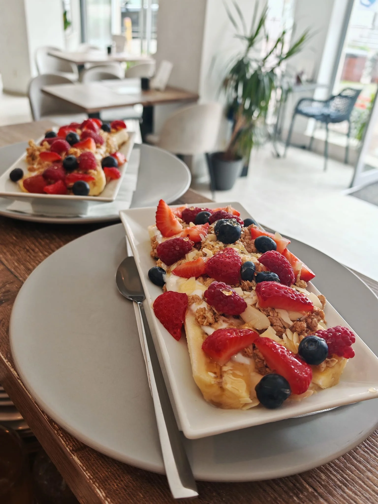 Sladká i slaná snídaně: francouzský toust, obložený chléb, káva i fresh
