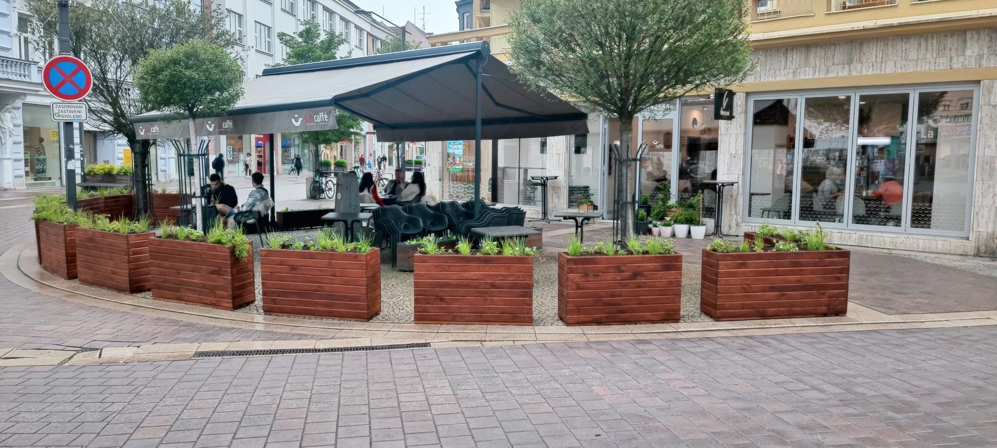 Sladká i slaná snídaně: francouzský toust, obložený chléb, káva i fresh
