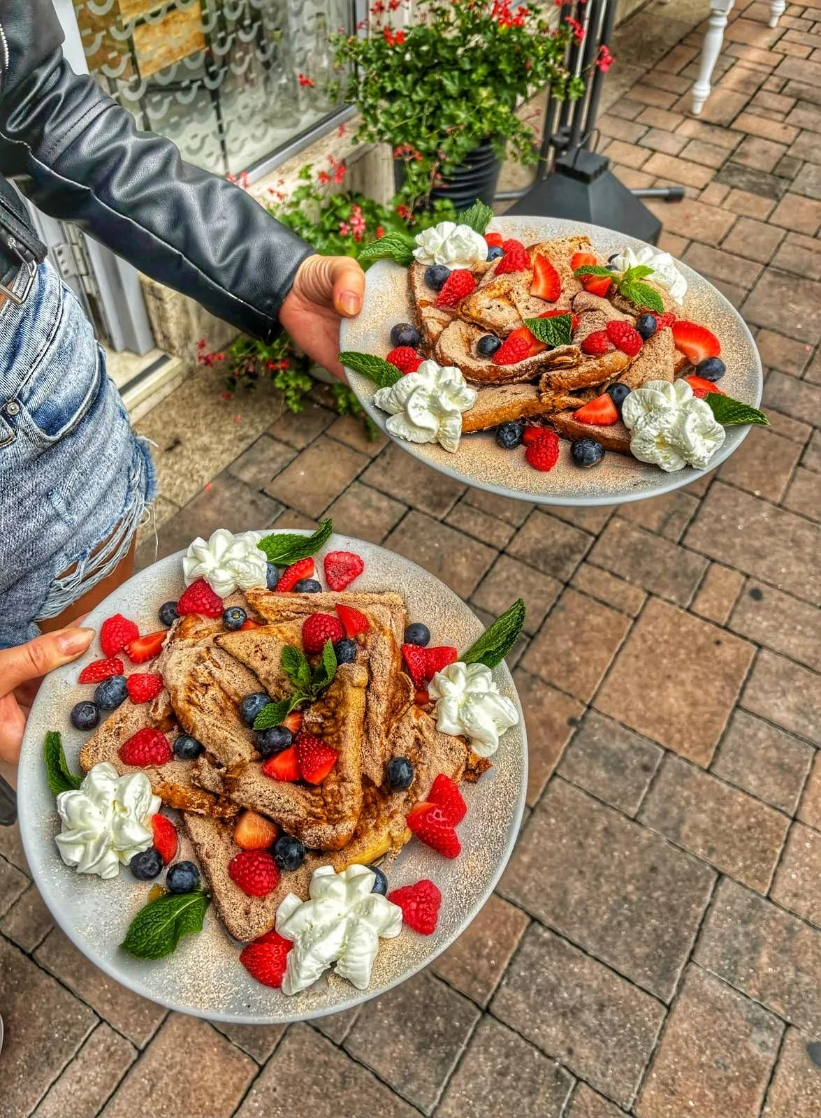 Sladká i slaná snídaně: francouzský toust, obložený chléb, káva i fresh