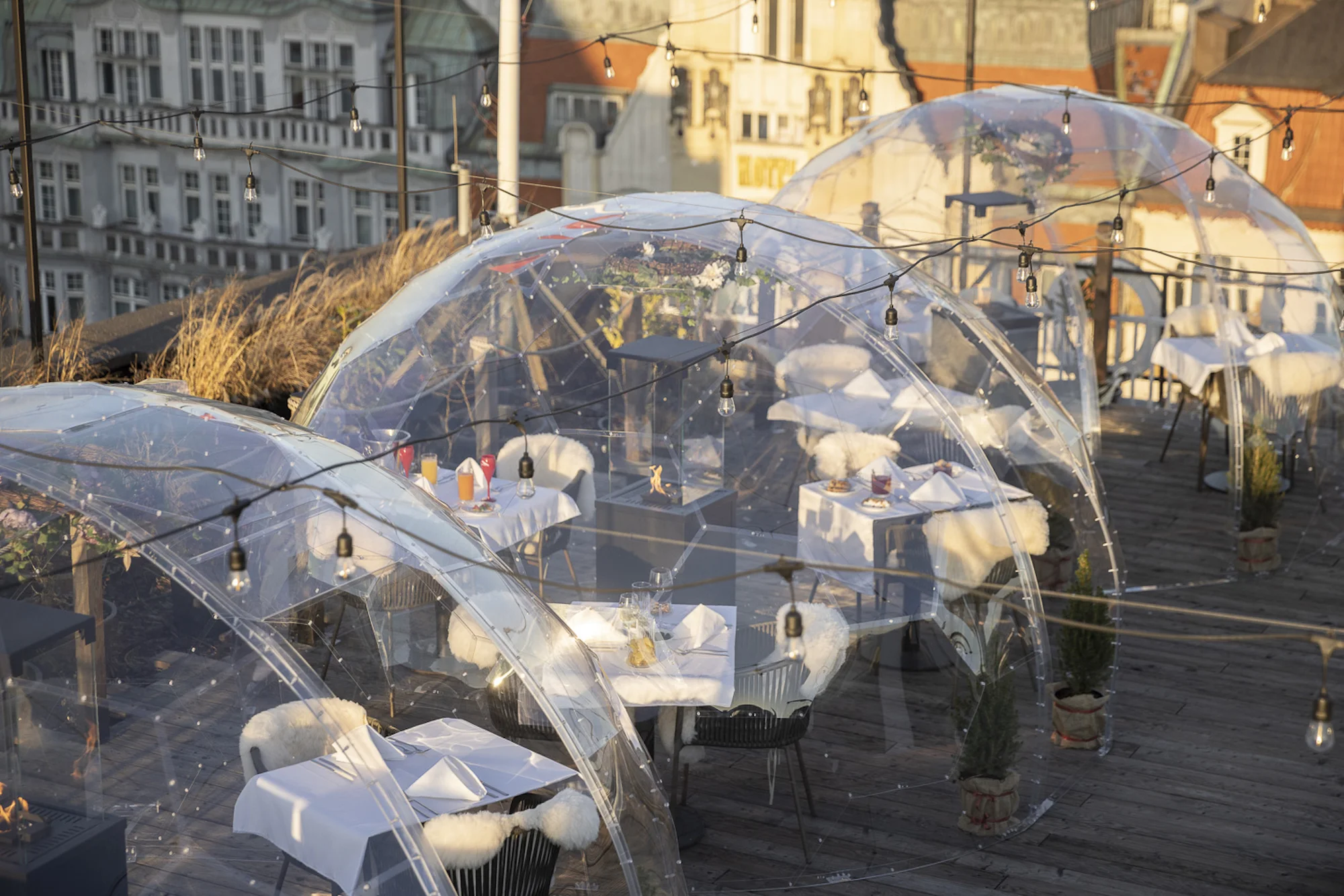 Tříchodový masový nebo vege gastro zážitek i s neomezenou konzumací vína a výhledem na Prahu