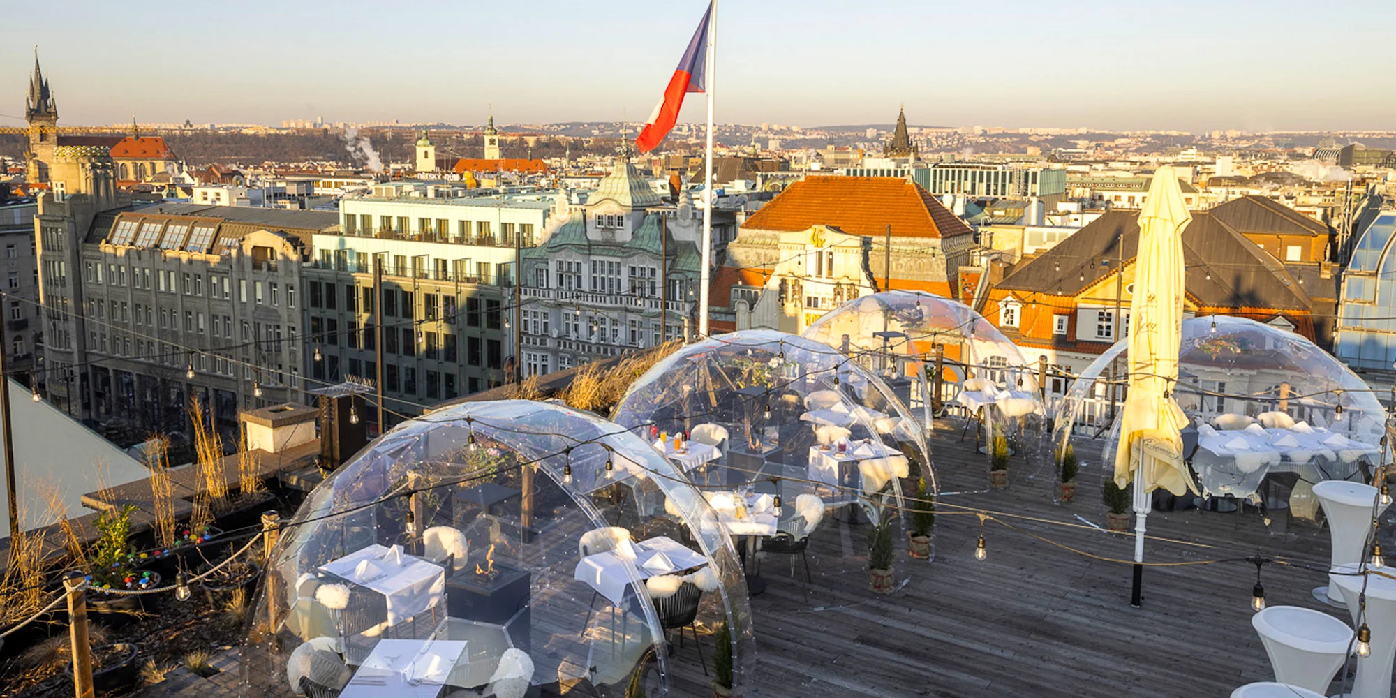 Snídaně či aperitivo ve sky baru na Václavském náměstí s úžasným výhledem na Prahu