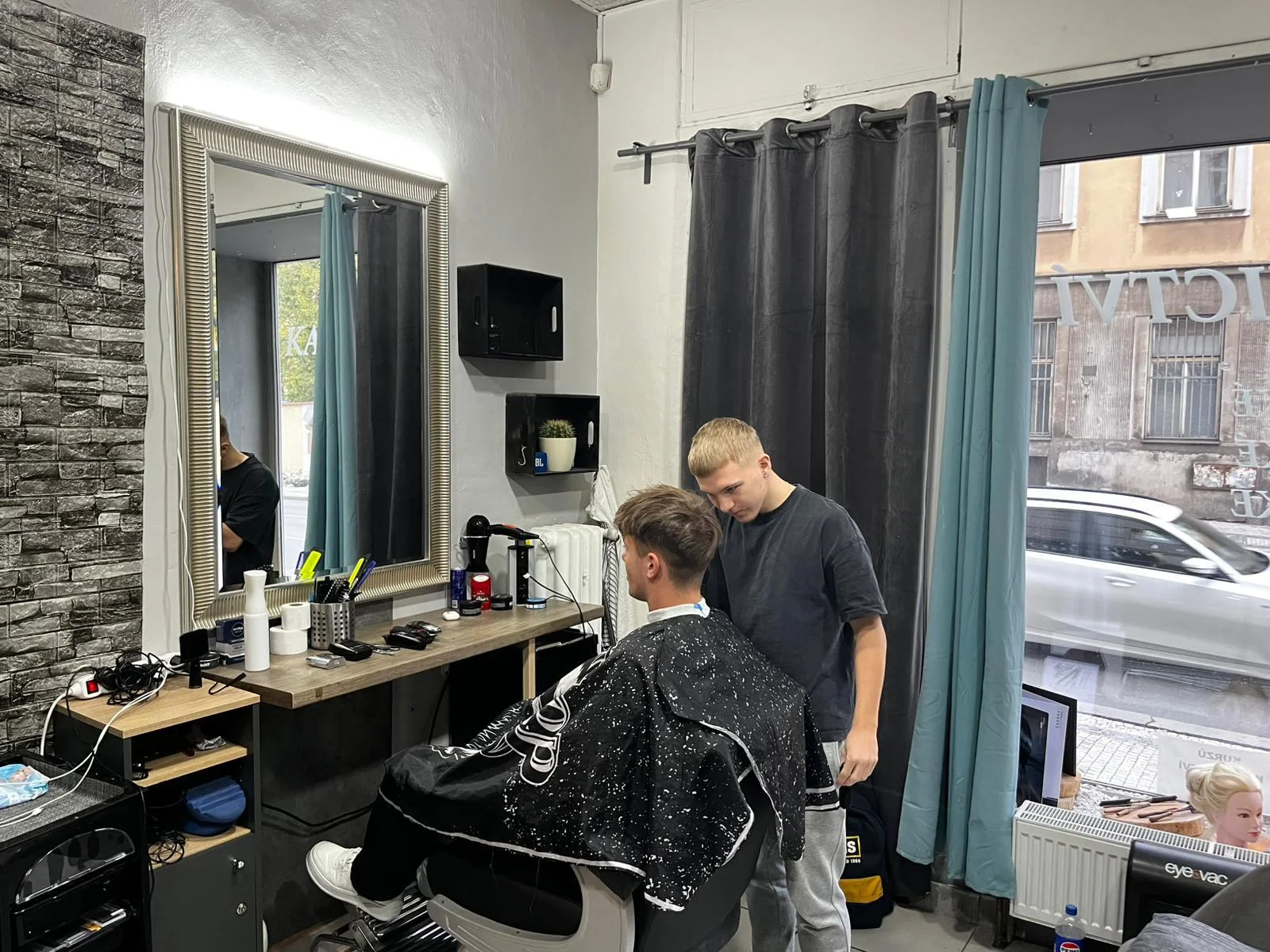 Služby barbera: střih fade do ztracena či klasika s úpravou vousů