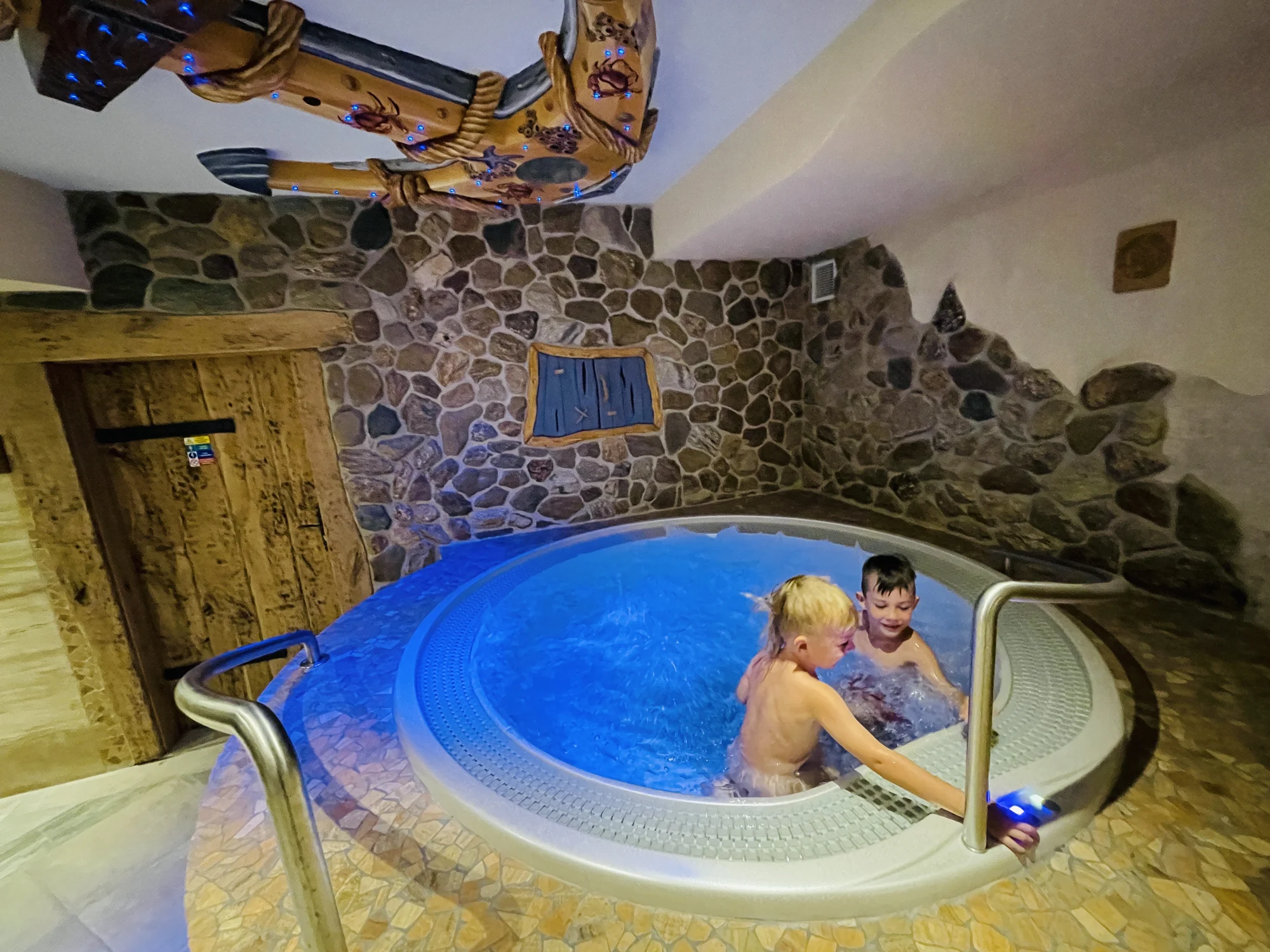 Vstup nebo permanentka do stylového hradního wellness pro pár i rodinu: vířivka i sauny