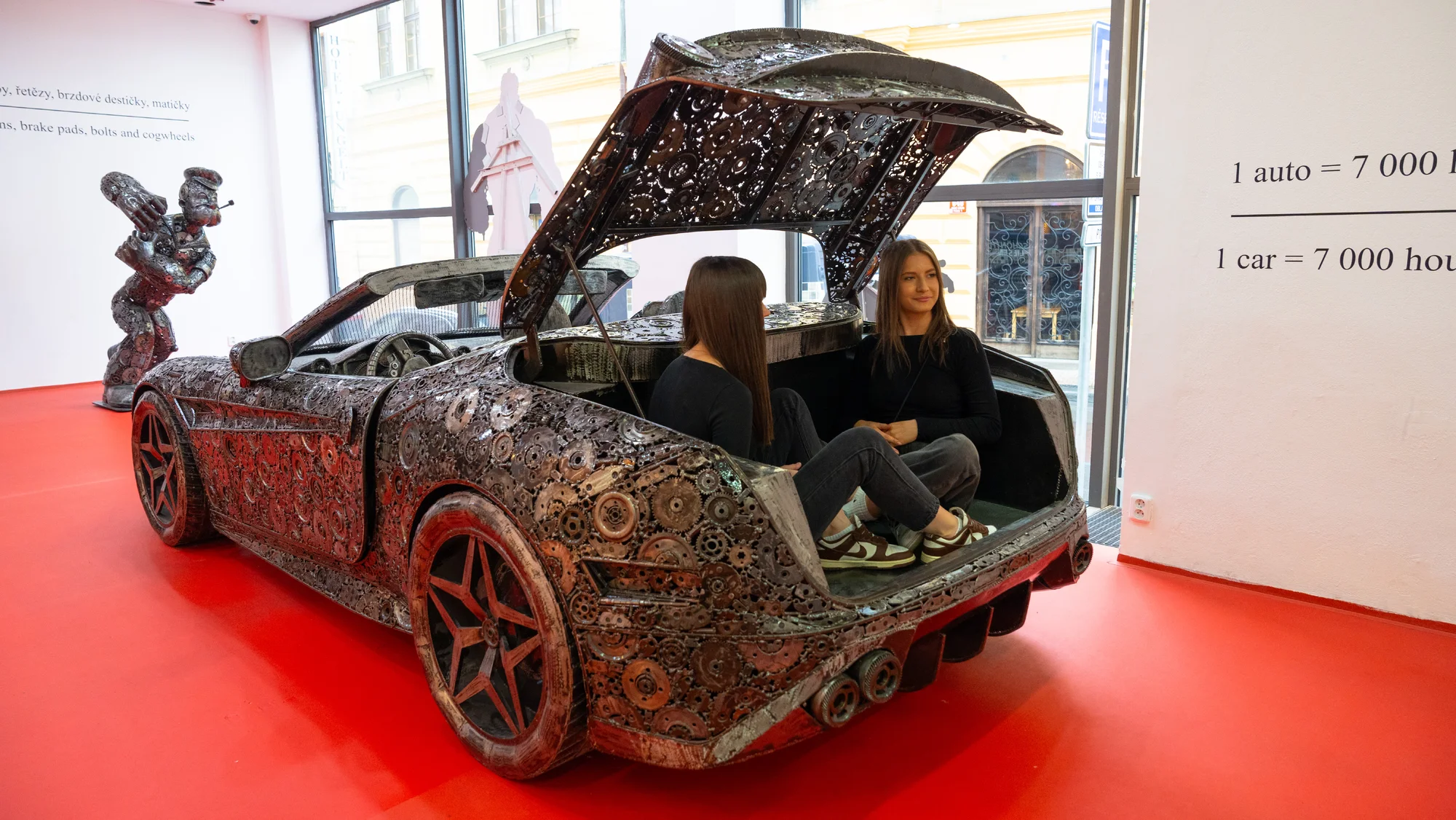 Steel Art Museum na Starém Městě: úžasný svět sci-fi, pohádek, komiksů i luxusních aut