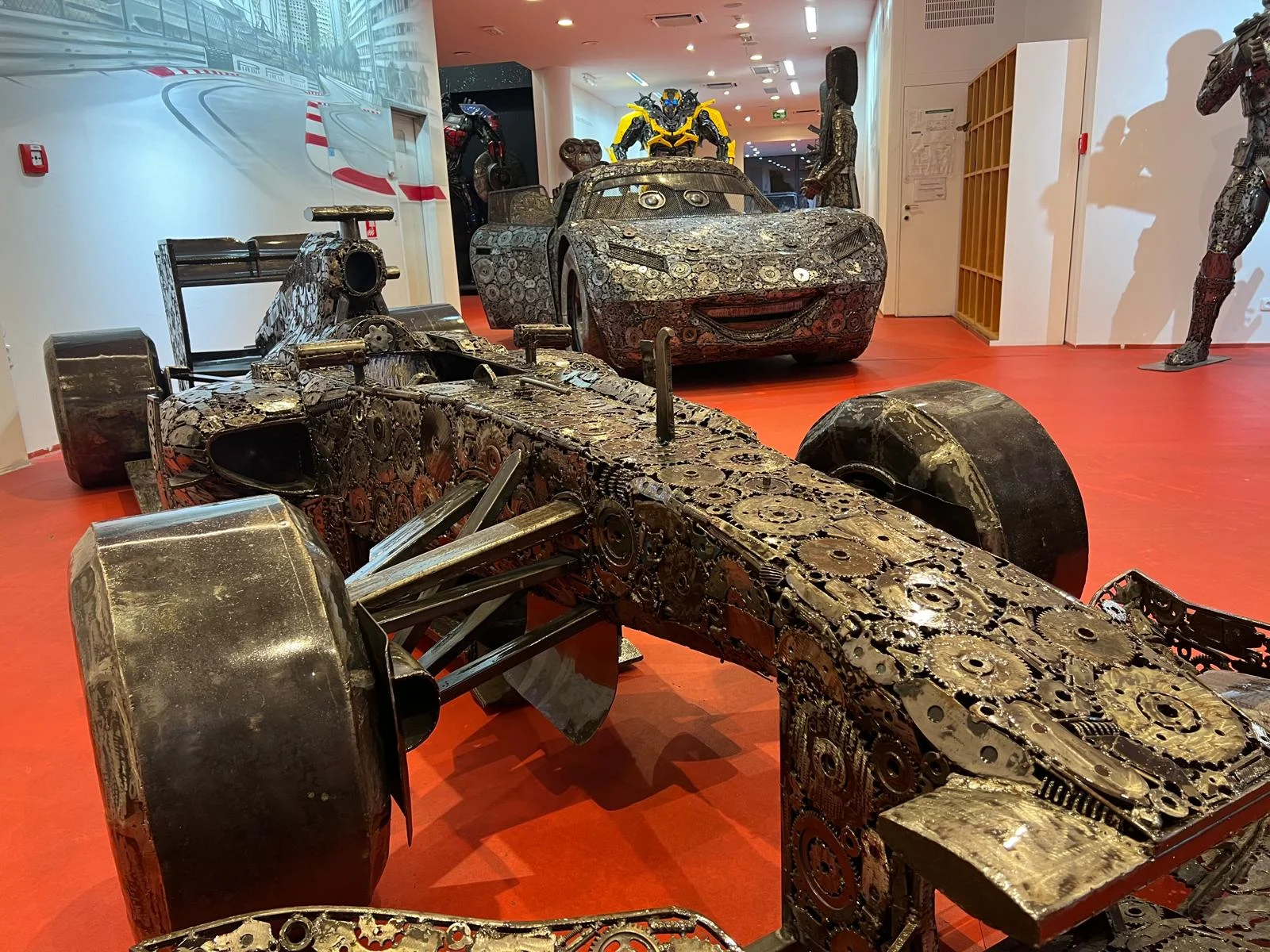Steel Art Museum na Starém Městě: úžasný svět sci-fi, pohádek, komiksů i luxusních aut
