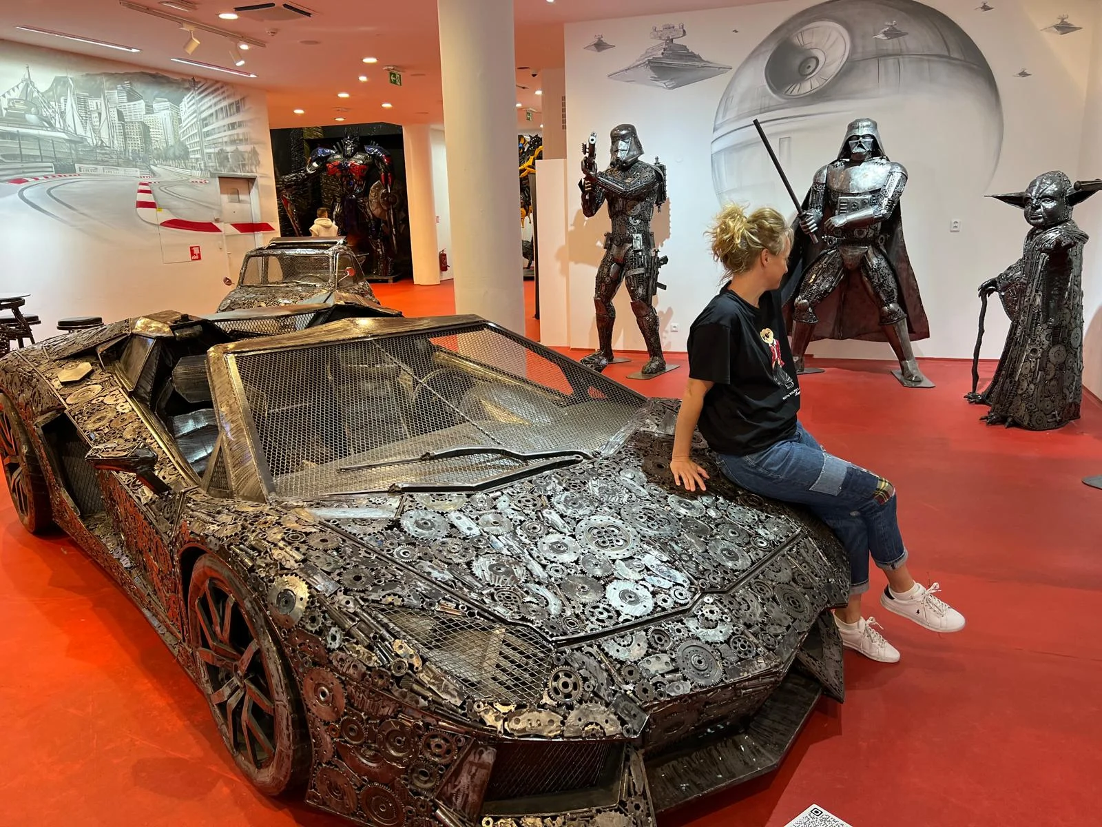 Steel Art Museum na Starém Městě: úžasný svět sci-fi, pohádek, komiksů i luxusních aut