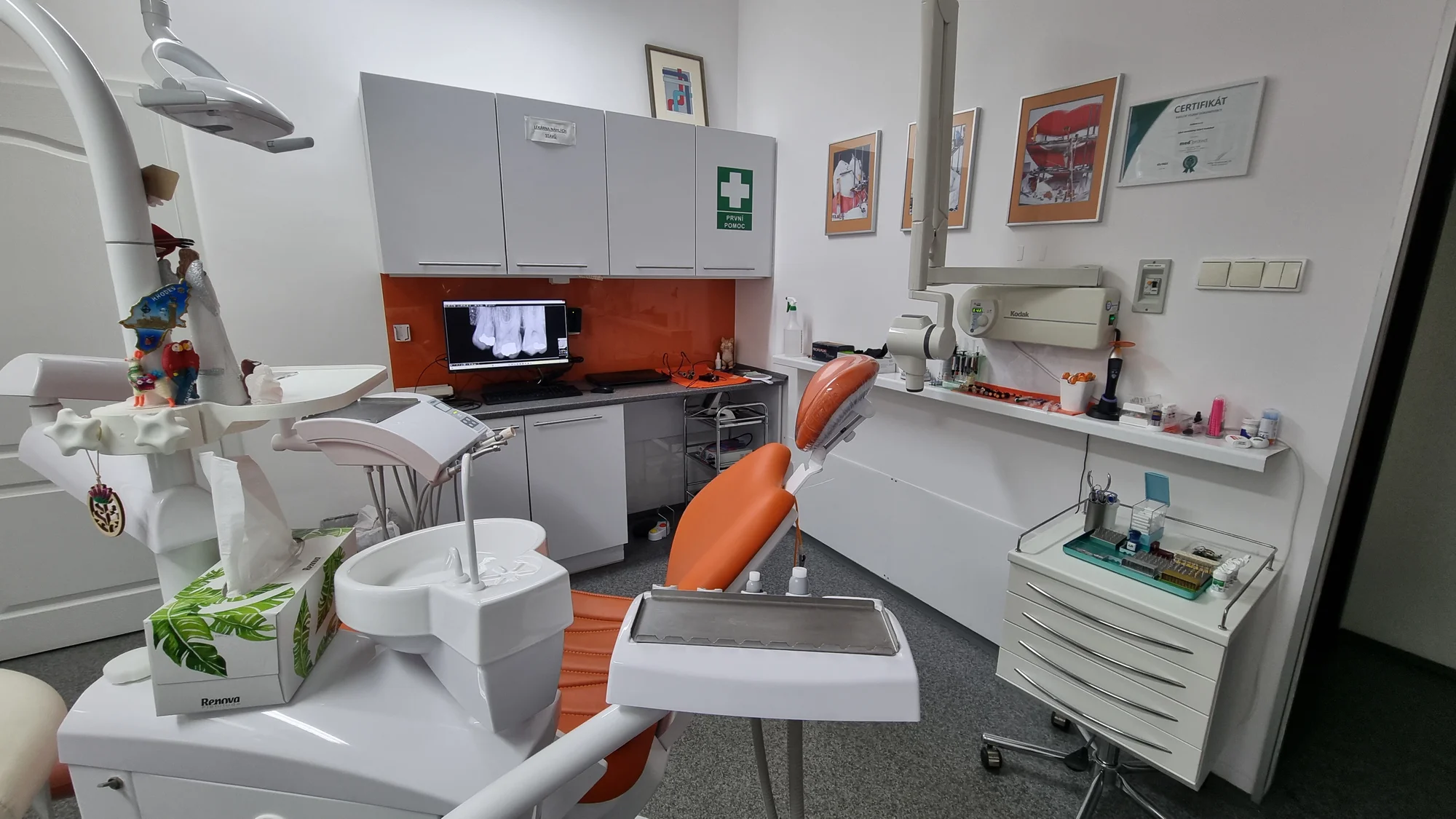 Zdravý a zářivý úsměv: Dentální hygiena vč. Air-Flow se špičkovým švýcarským vybavením i laserové bělení zubů