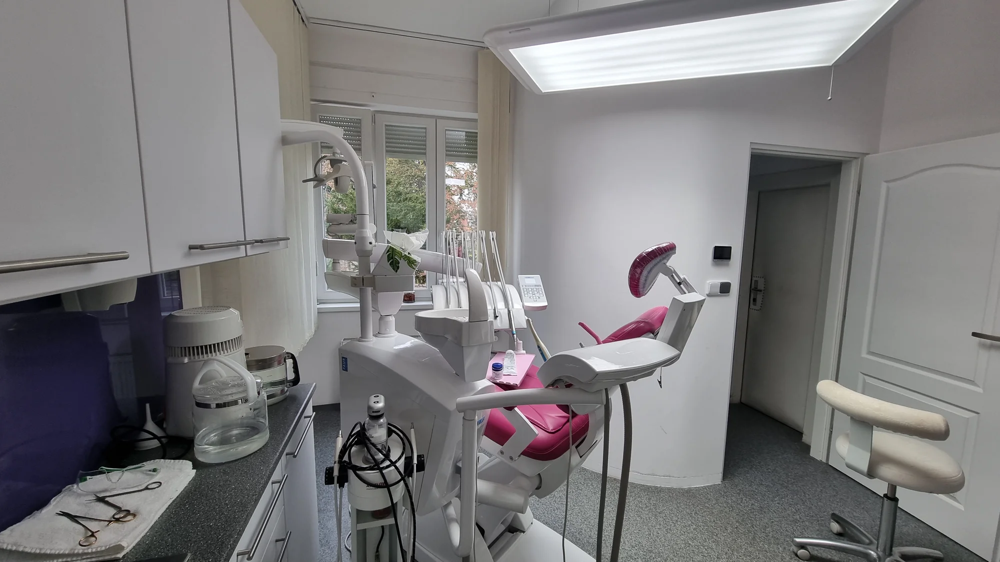 Zdravý a zářivý úsměv: Dentální hygiena vč. Air-Flow se špičkovým švýcarským vybavením i laserové bělení zubů