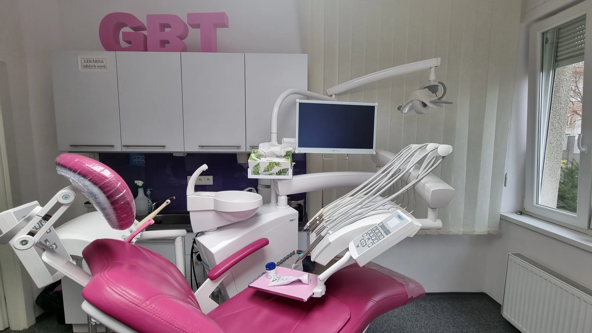 Zdravý a zářivý úsměv: Dentální hygiena vč. Air-Flow se špičkovým švýcarským vybavením i laserové bělení zubů