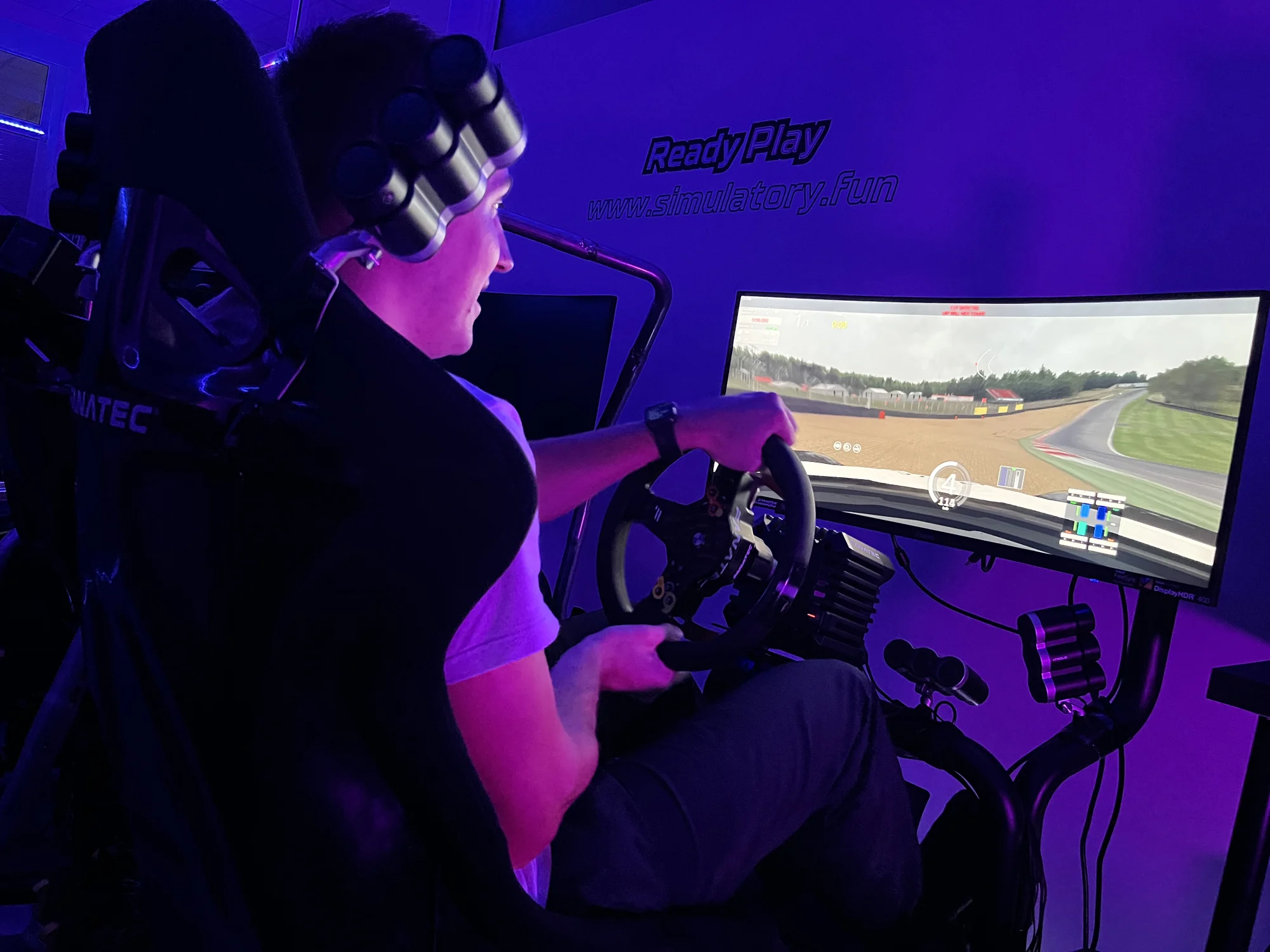 Závodní simulátory a VR realita: vstupy pro 1 i 2 osoby, rodinný vstup i VIP pronájem