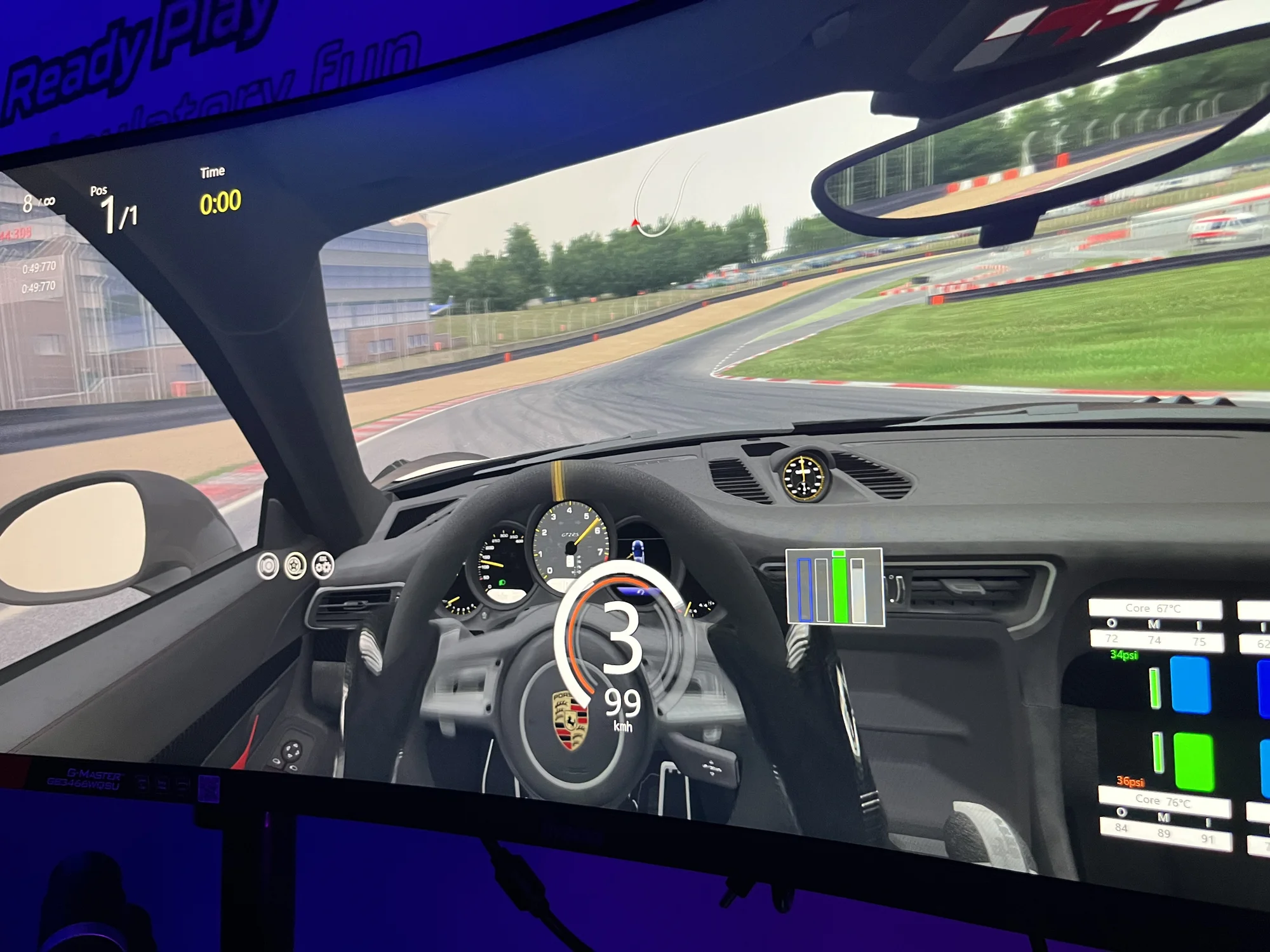 Závodní simulátory a VR realita: vstupy pro 1 i 2 osoby, rodinný vstup i VIP pronájem