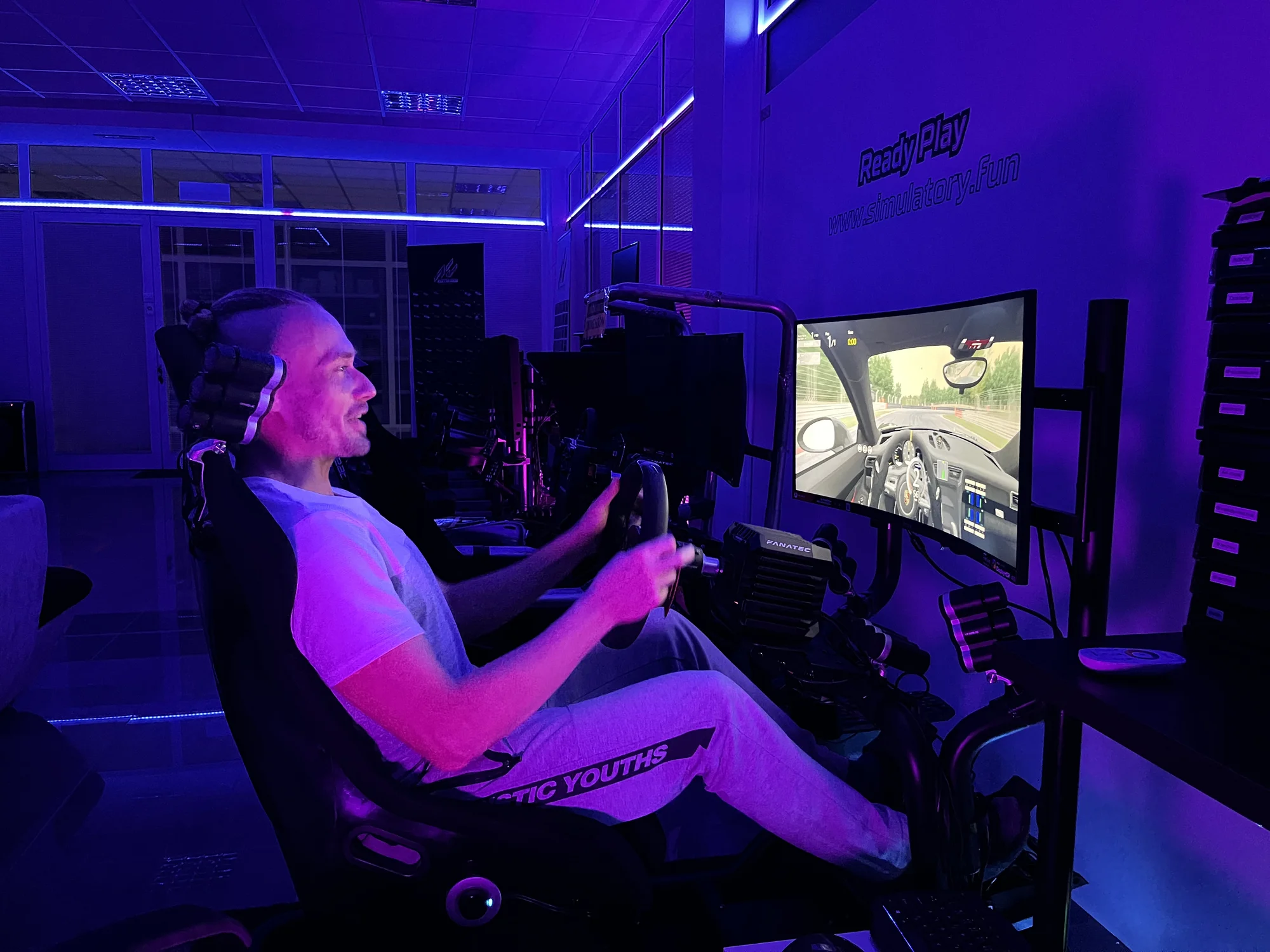 Závodní simulátory a VR realita: vstupy pro 1 i 2 osoby, rodinný vstup i VIP pronájem