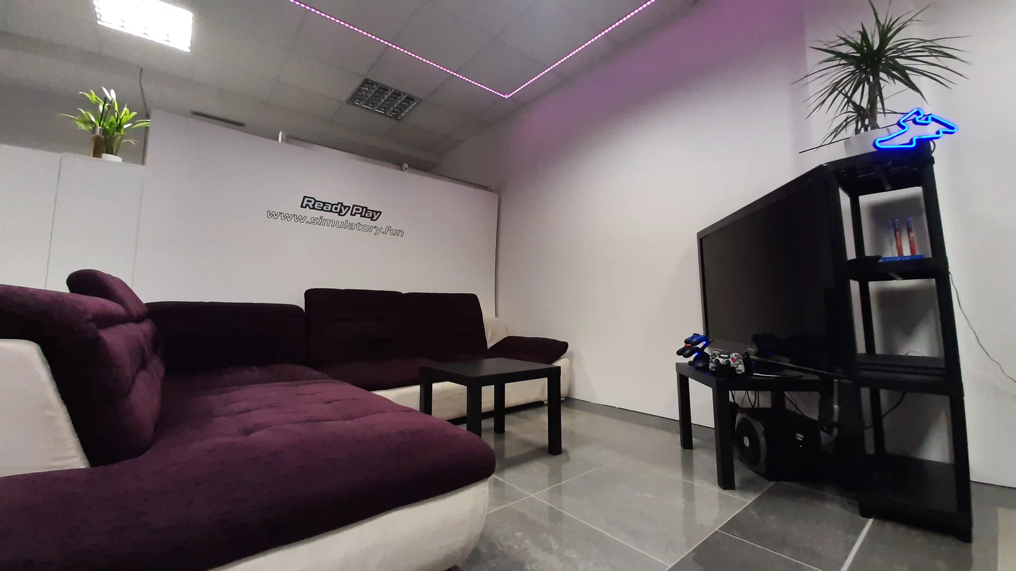 Závodní simulátory a VR realita: vstupy pro 1 i 2 osoby, rodinný vstup i VIP pronájem