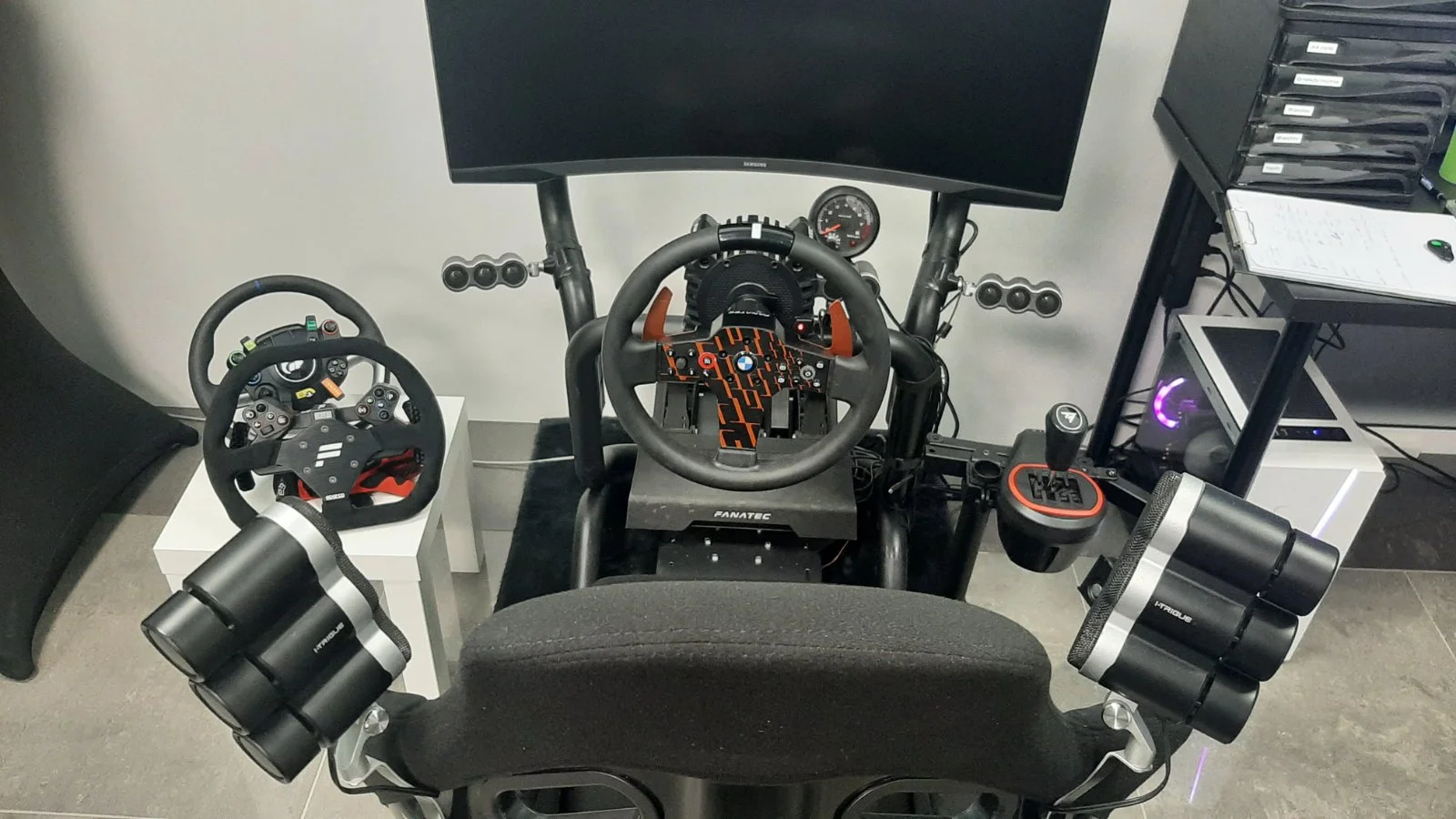 Závodní simulátory a VR realita: vstupy pro 1 i 2 osoby, rodinný vstup i VIP pronájem