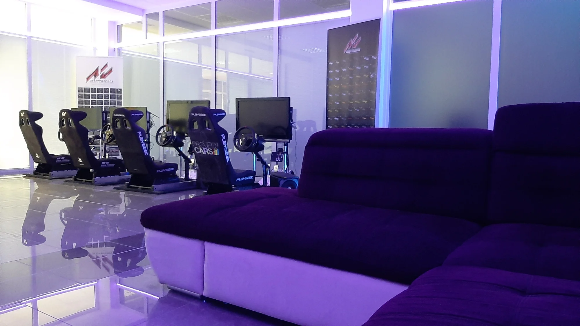 Závodní simulátory a VR realita: vstupy pro 1 i 2 osoby, rodinný vstup i VIP pronájem