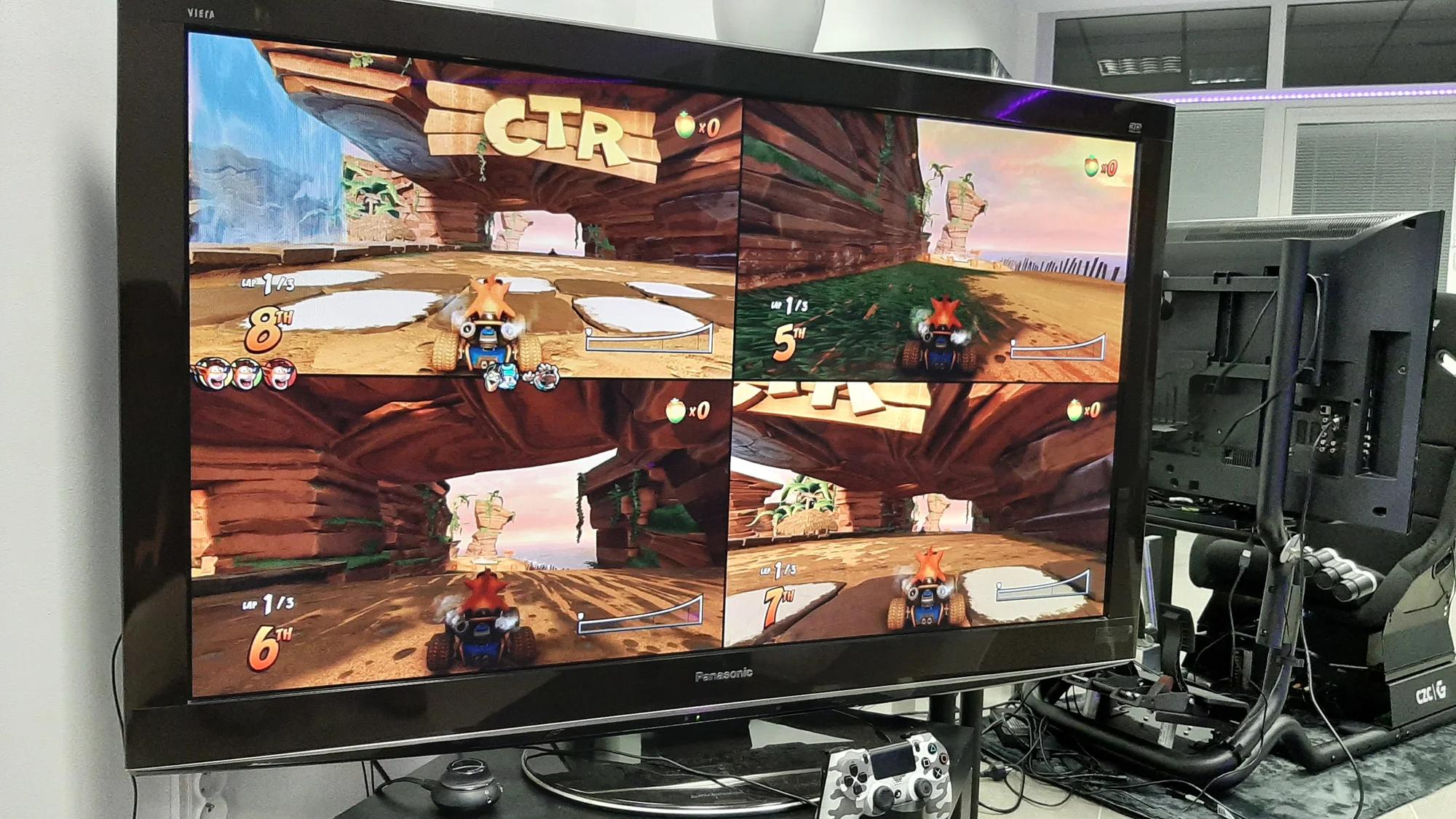 Závodní simulátory a VR realita: vstupy pro 1 i 2 osoby, rodinný vstup i VIP pronájem