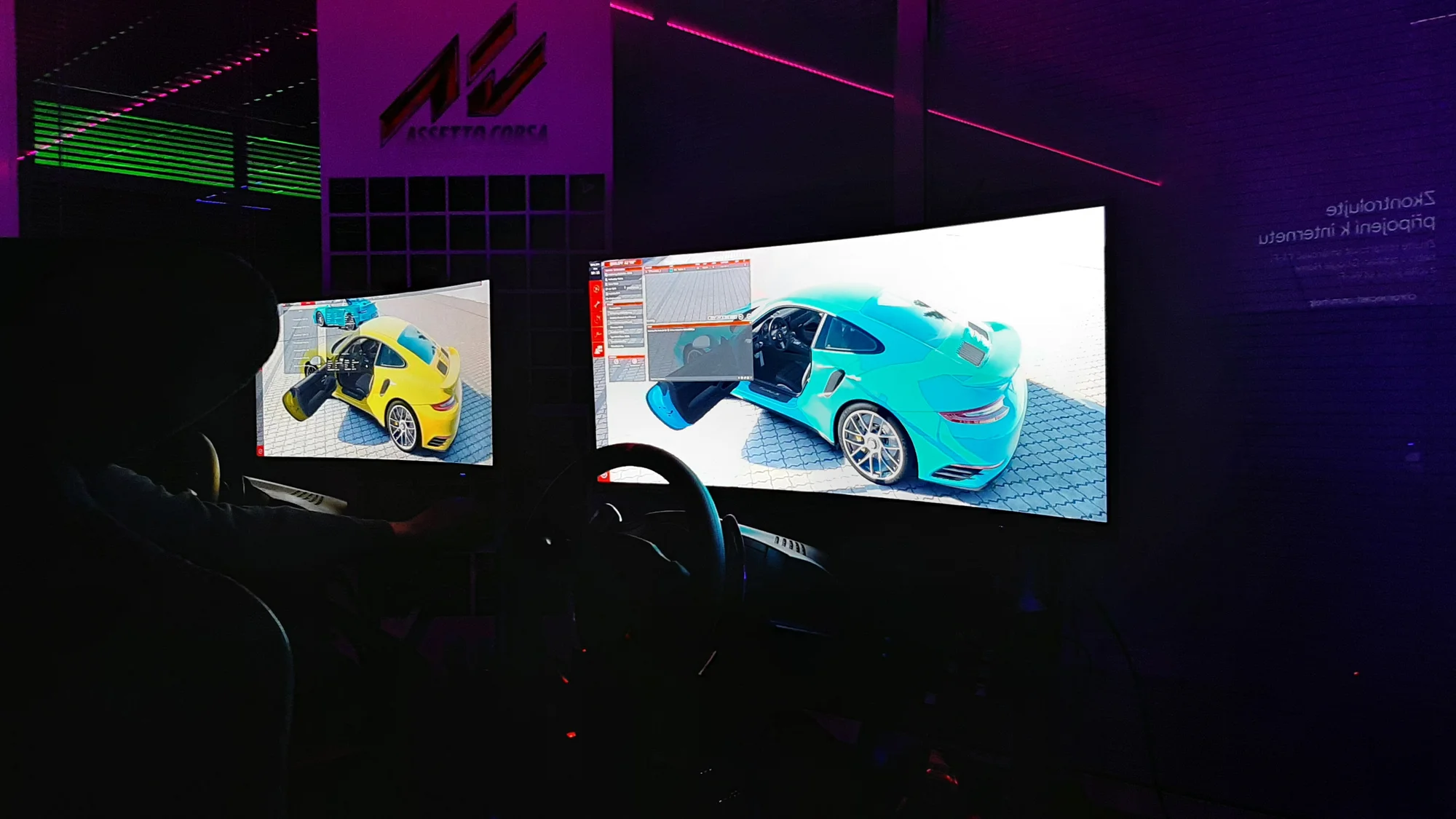Závodní simulátory a VR realita: vstupy pro 1 i 2 osoby, rodinný vstup i VIP pronájem
