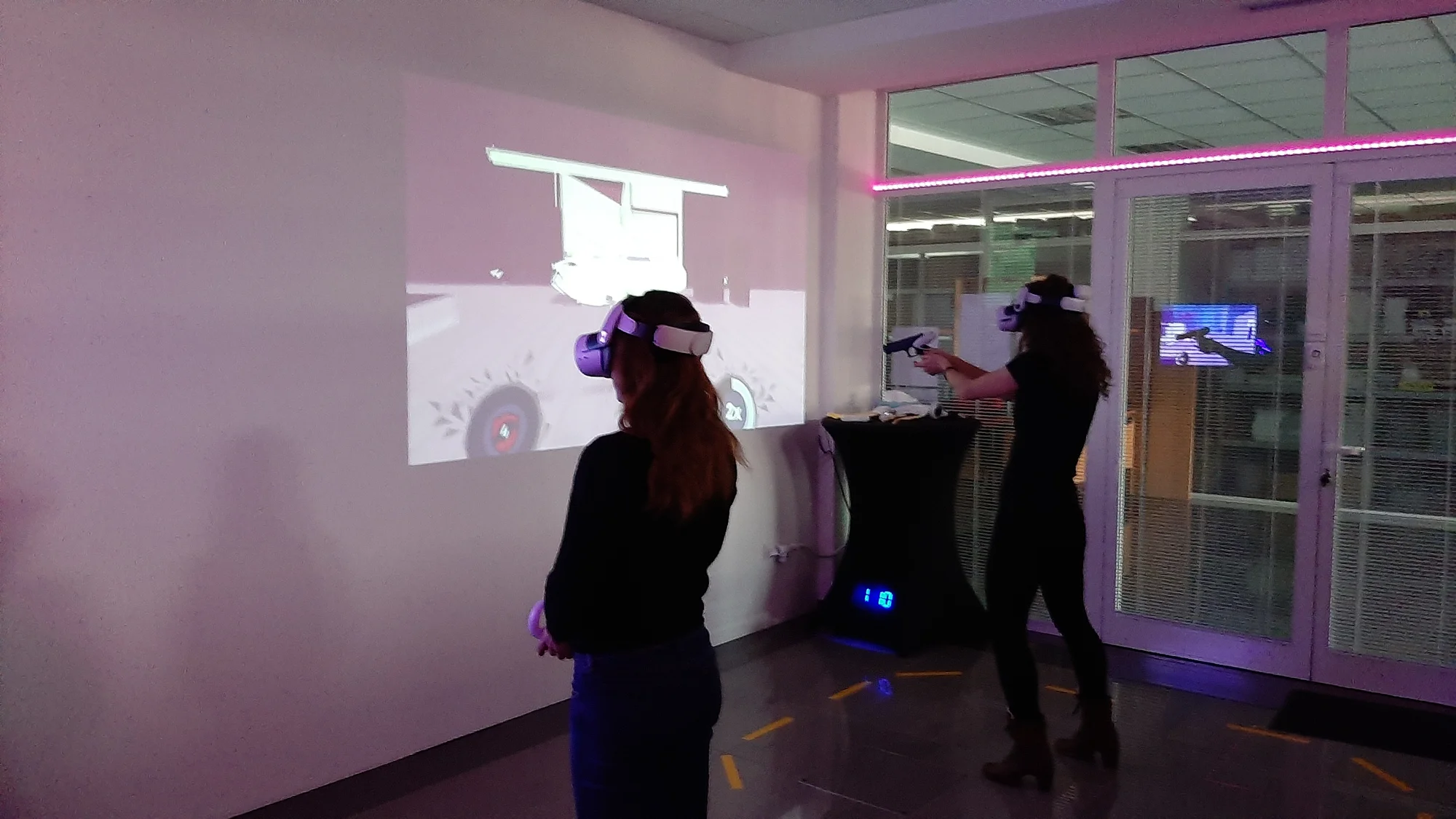 Závodní simulátory a VR realita: vstupy pro 1 i 2 osoby, rodinný vstup i VIP pronájem