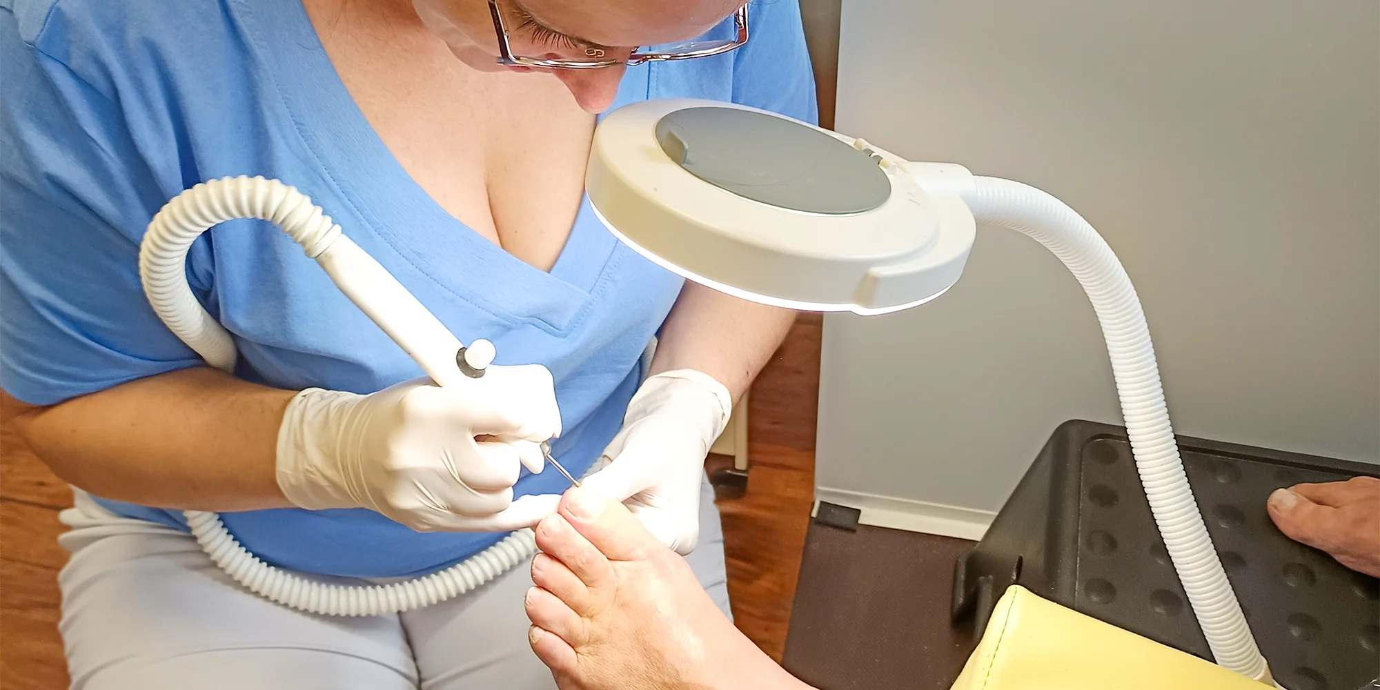 Zdravotní přístrojová pedikúra: úprava nehtů, odstranění zrohovatělé kůže i závěrečný krém