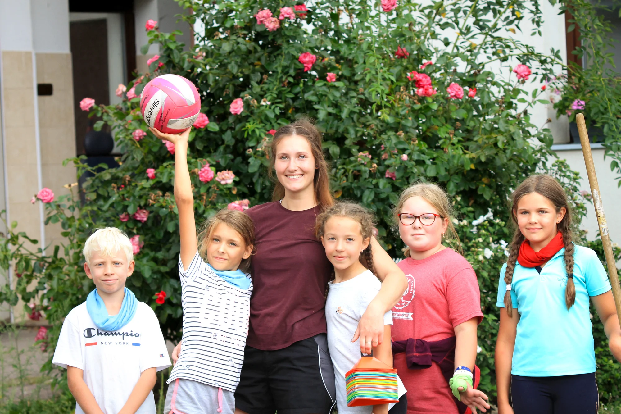 Komentovaná prohlídka pštrosí farmy, mazlení se zvířátky, krmení i procházka