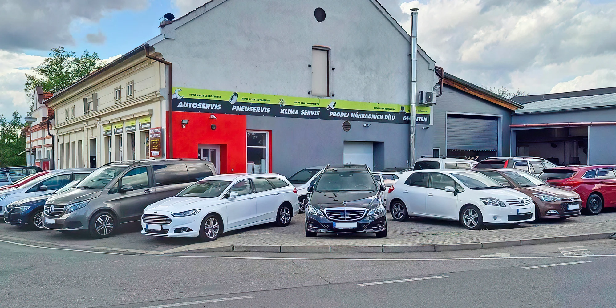 Služby pneuservisu: přehození či kompletní přezutí kol i laserová geometrie