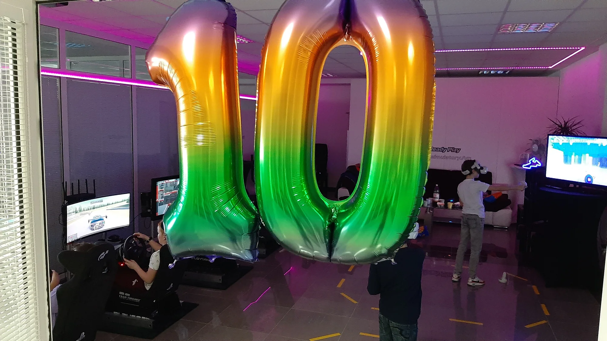 Závodní simulátory a VR realita: vstupy pro 1 i 2 osoby, rodinný vstup i VIP pronájem