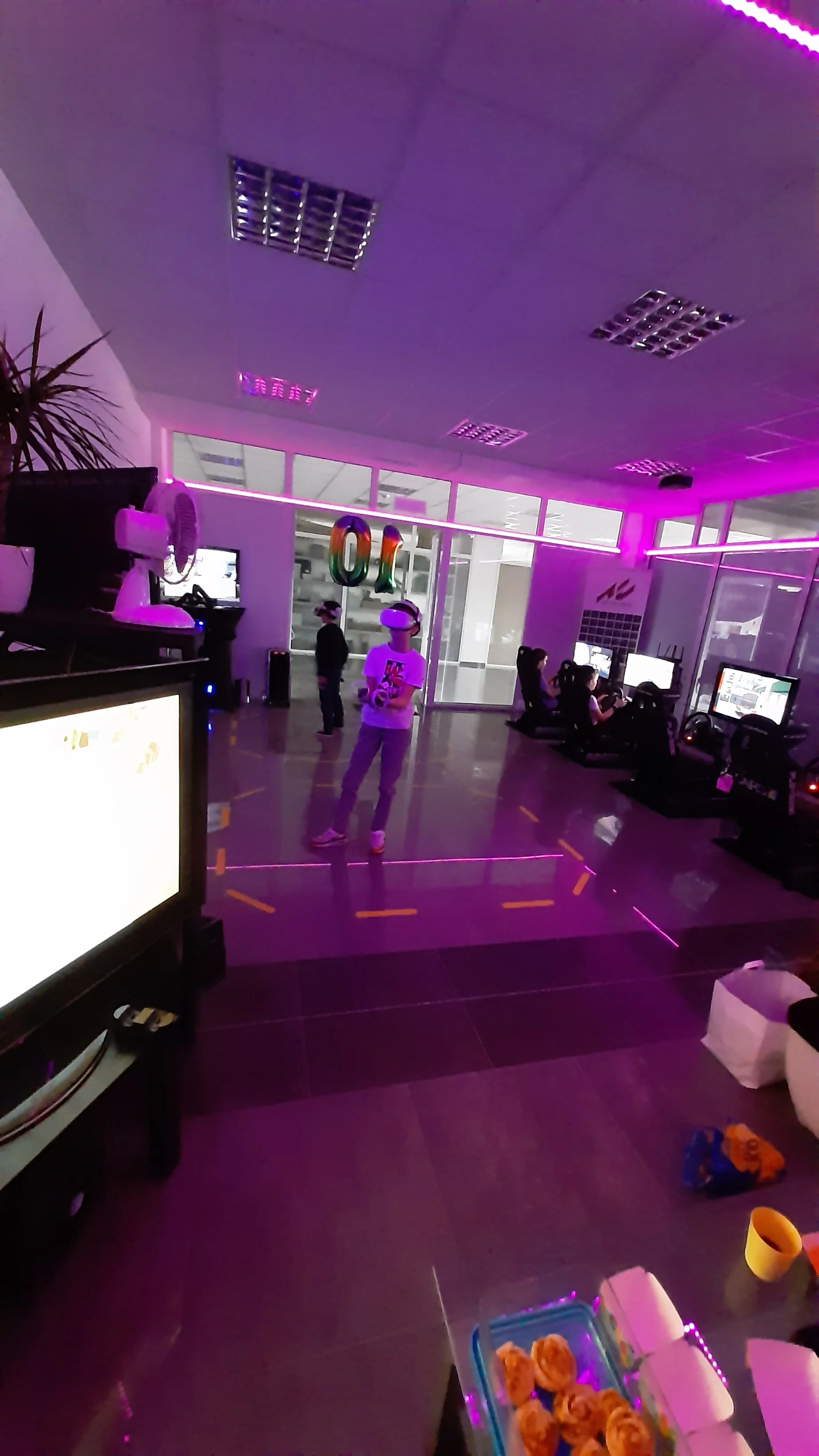 Závodní simulátory a VR realita: vstupy pro 1 i 2 osoby, rodinný vstup i VIP pronájem