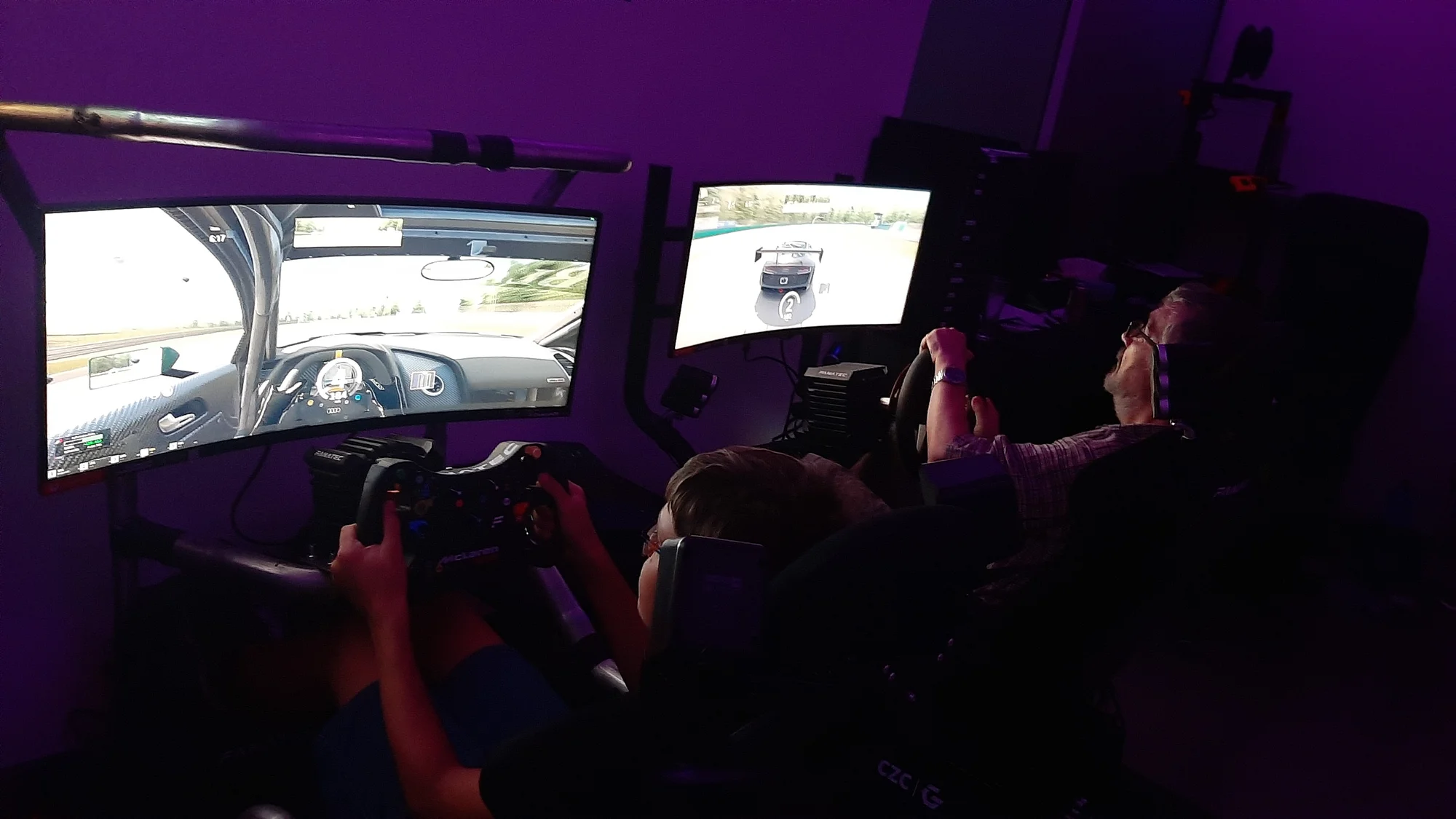 Závodní simulátory a VR realita: vstupy pro 1 i 2 osoby, rodinný vstup i VIP pronájem