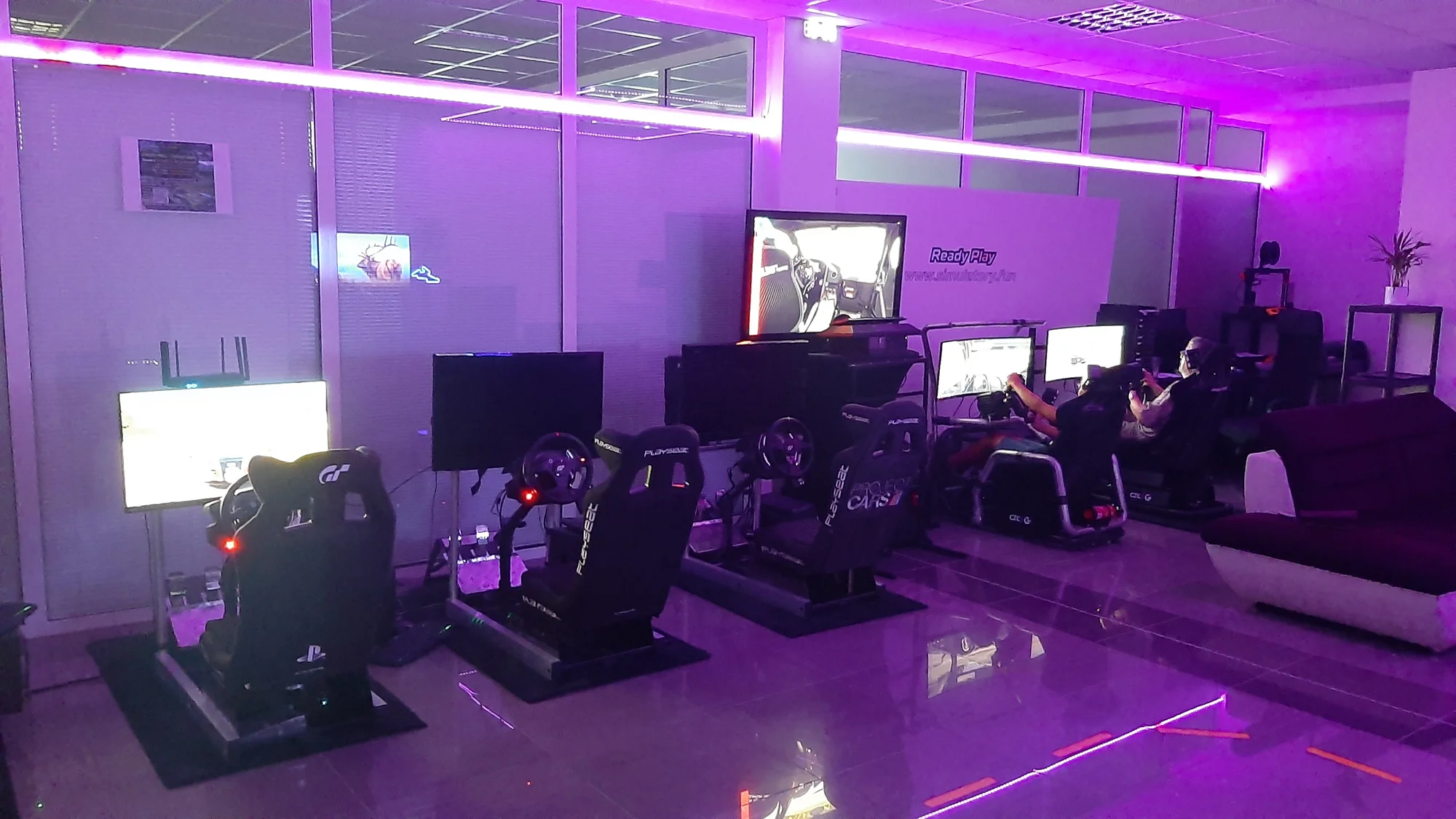 Závodní simulátory a VR realita: vstupy pro 1 i 2 osoby, rodinný vstup i VIP pronájem