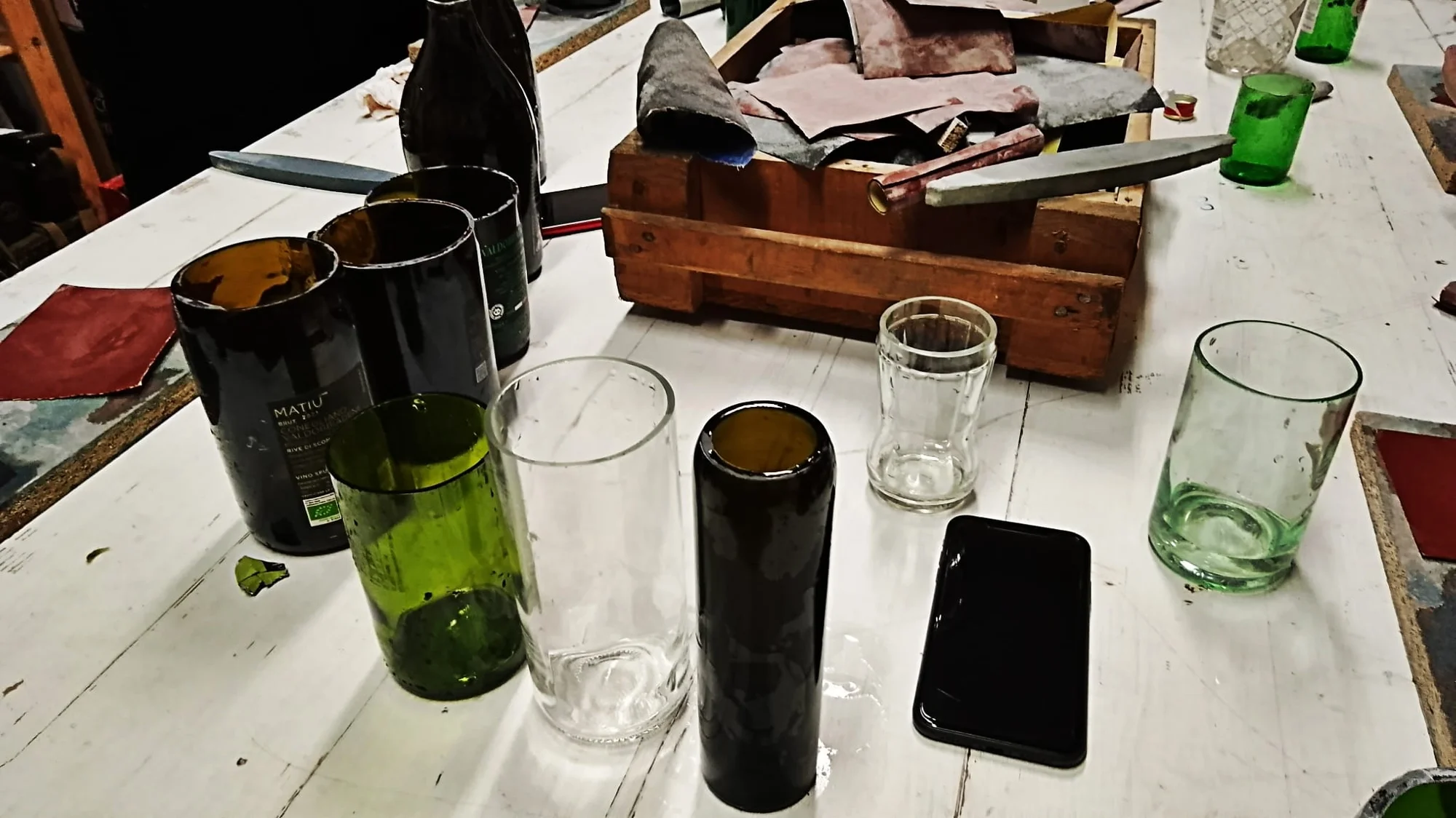 Workshop pukání a broušení skla: vytvořte si vlastní designové skleničky a vázy