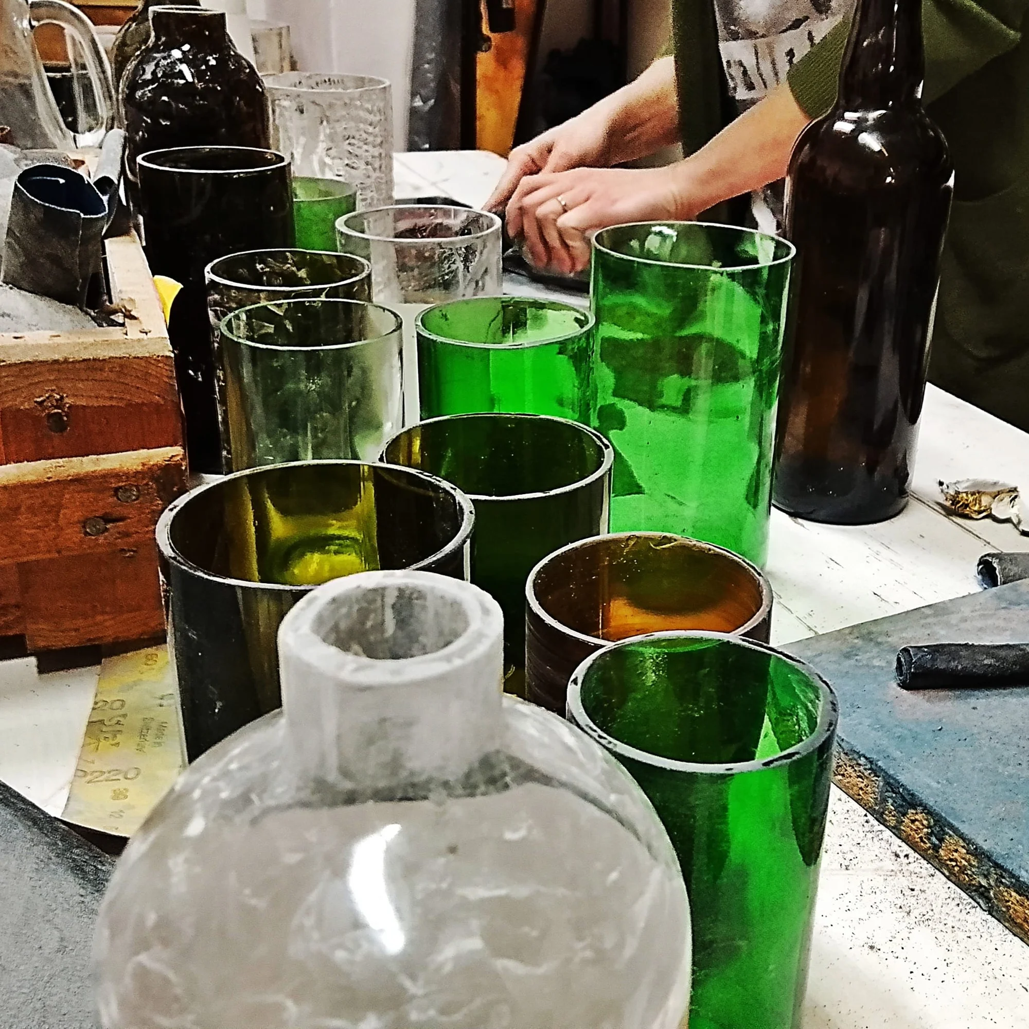 Workshop pukání a broušení skla: vytvořte si vlastní designové skleničky a vázy