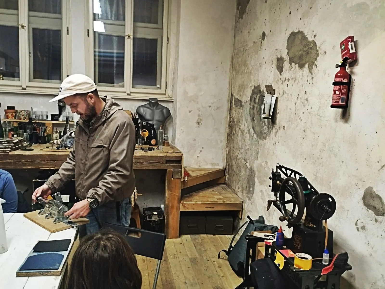 Workshop pukání a broušení skla: vytvořte si vlastní designové skleničky a vázy