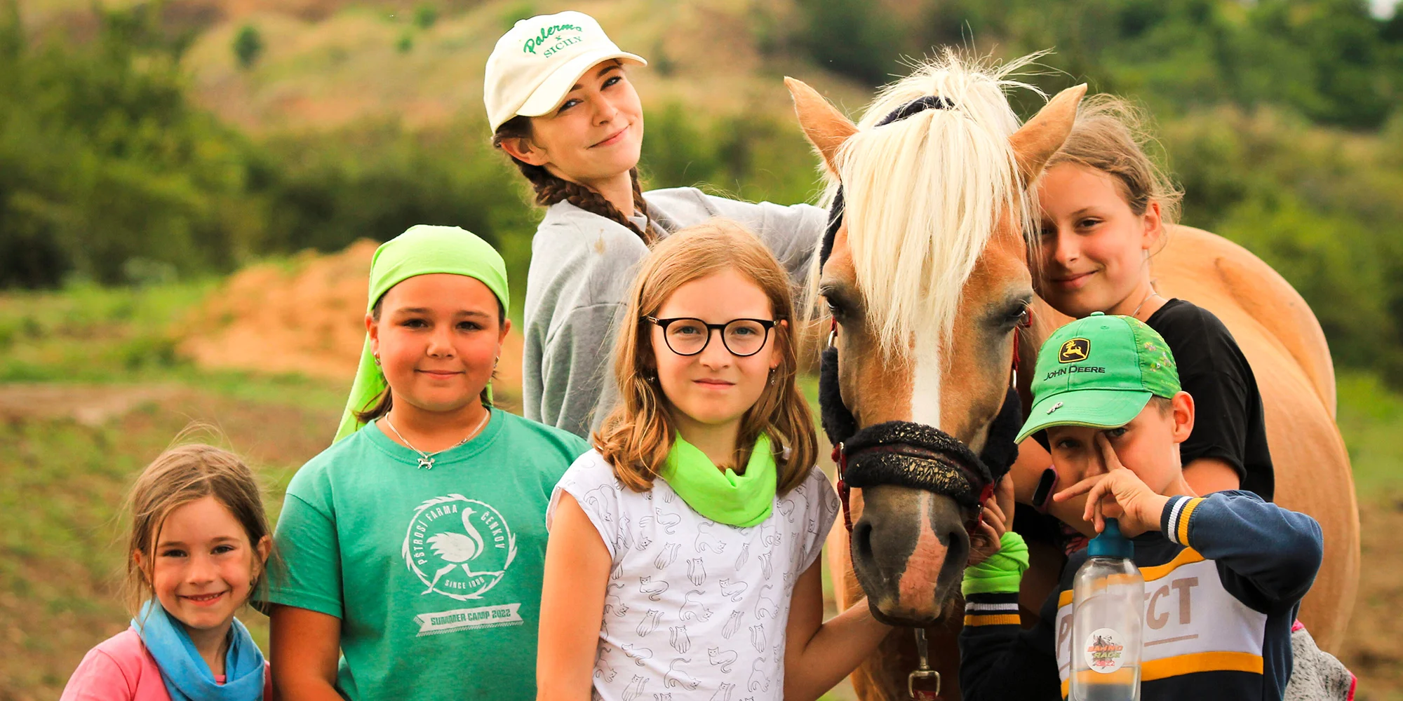 Komentovaná prohlídka pštrosí farmy, mazlení se zvířátky, krmení i procházka