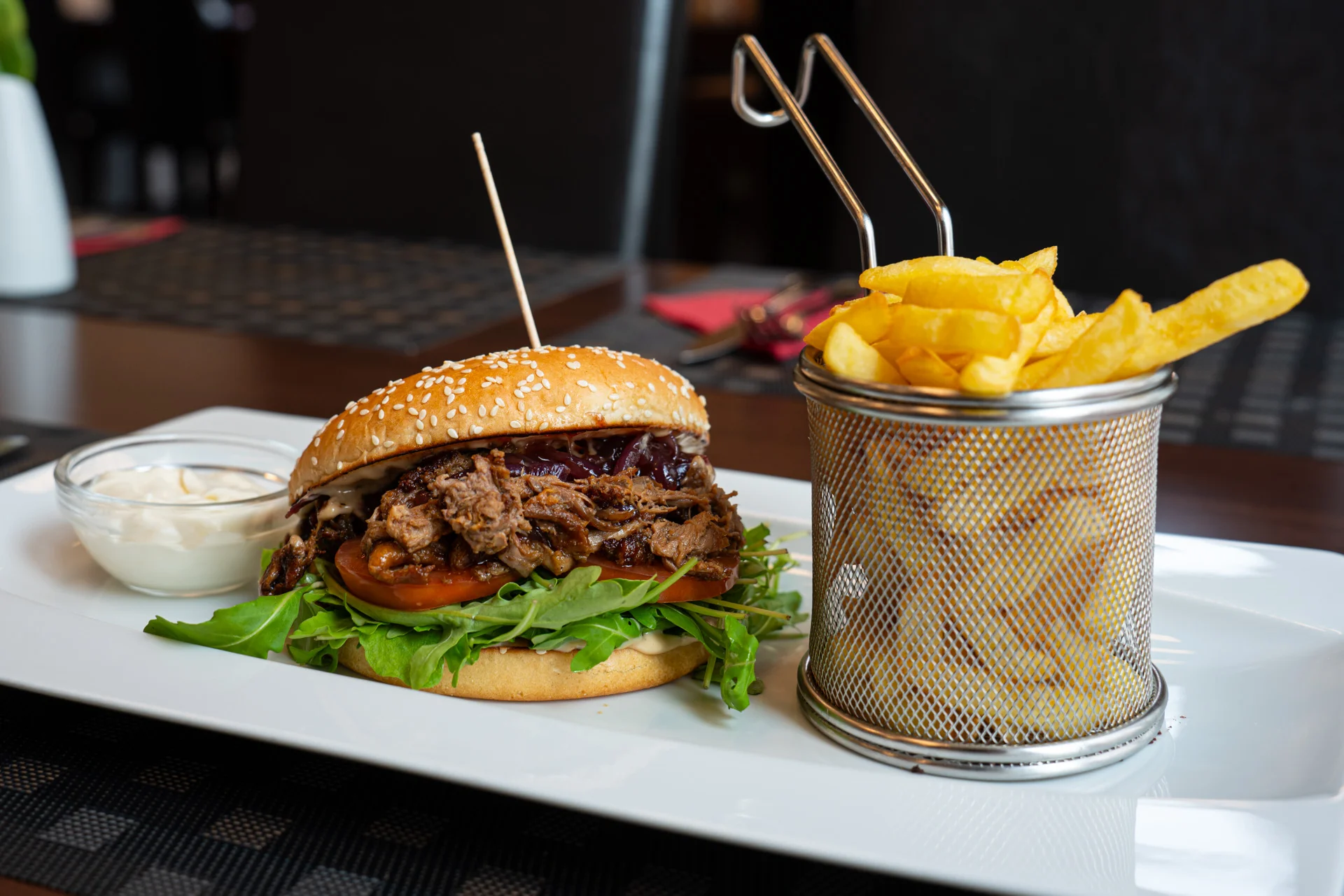 2 božské burgery s trhaným kachním masem, hranolky a limetkový sorbet
