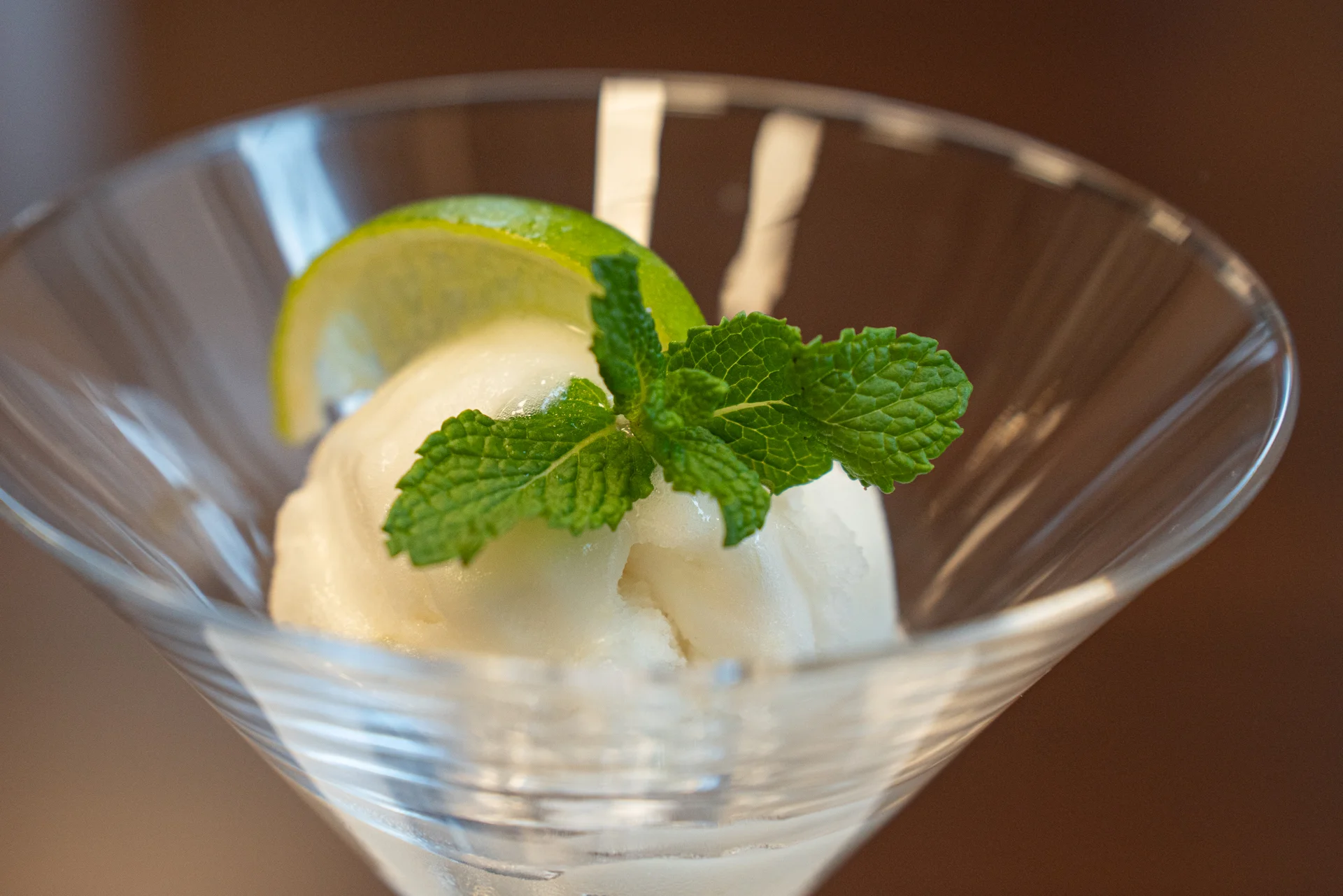 2 božské burgery s trhaným kachním masem, hranolky a limetkový sorbet