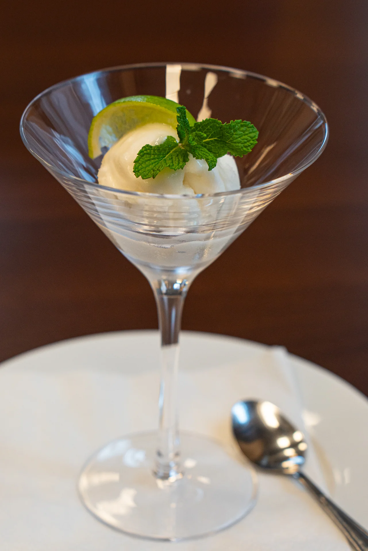 2 božské burgery s trhaným kachním masem, hranolky a limetkový sorbet