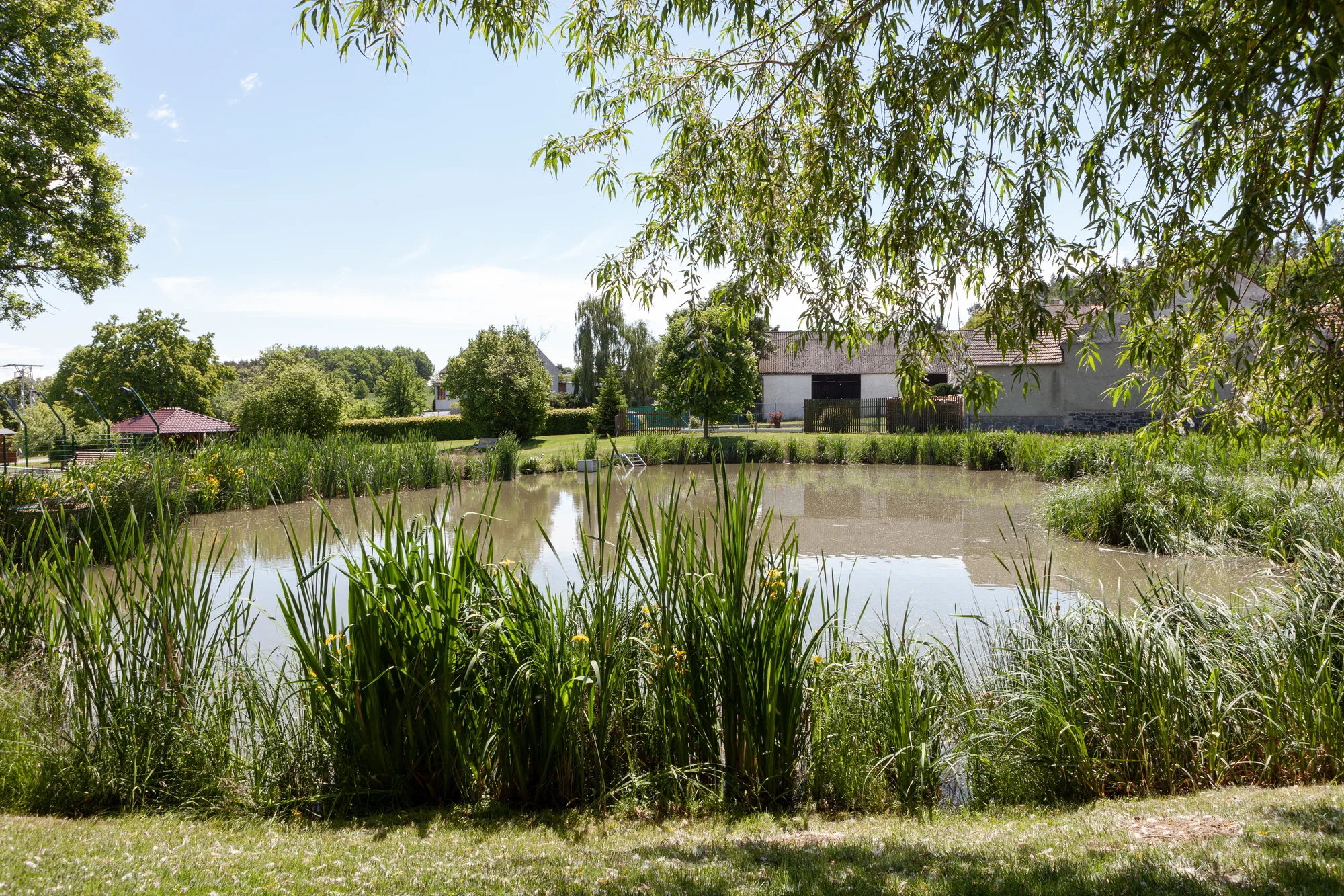 Pobyt v resortu s jízdárnou a rybníky: neomezený wellness, snídaně i sleva na jezdecké lekce
