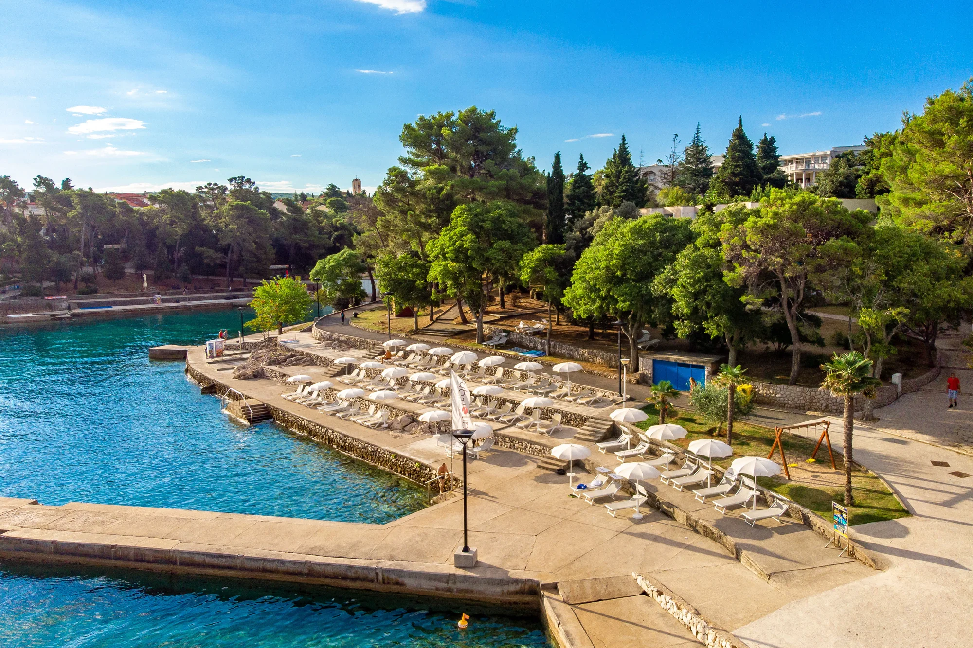 Ostrov Krk: 4* hotel u oblázkové pláže, polopenze, bazén a děti zdarma