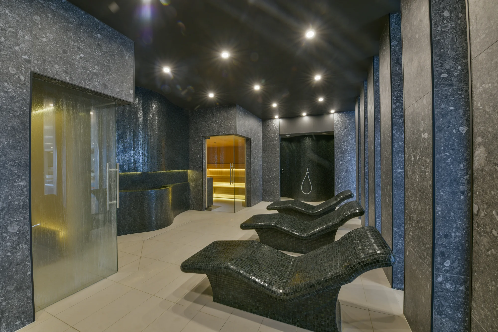 Prémiové apartmány v Kolobřehu kousek od pláže: neomezený wellness, vnitřní dětský aquapark