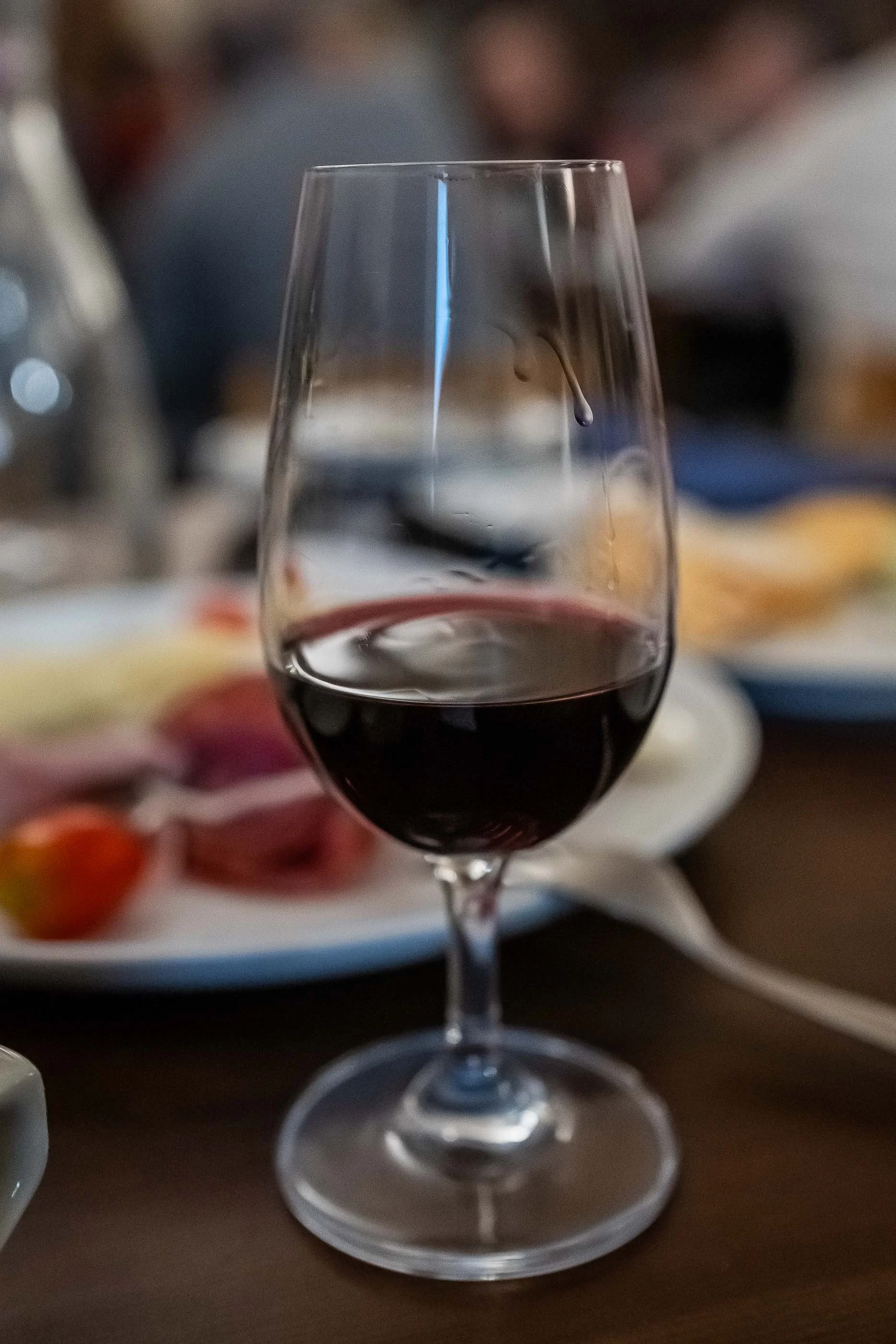 Degustace víc než 7 druhů vín snoubených s čokoládou ve Františkánském klášteře