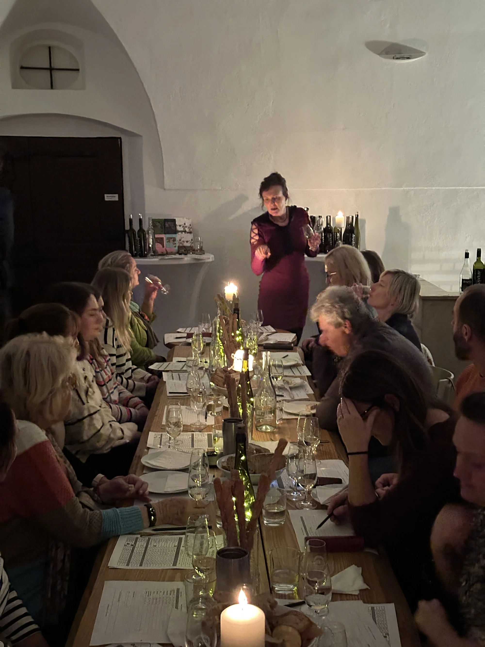 Degustace víc než 7 druhů vín snoubených s čokoládou ve Františkánském klášteře