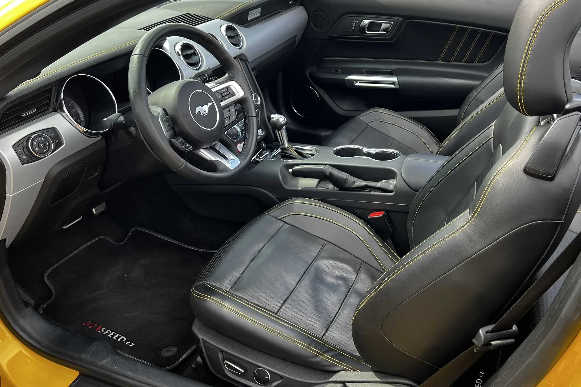 Léto může začít: Ford Mustang GT 5.0 V8 Cabrio 450 koní na 12 či 24 hodin