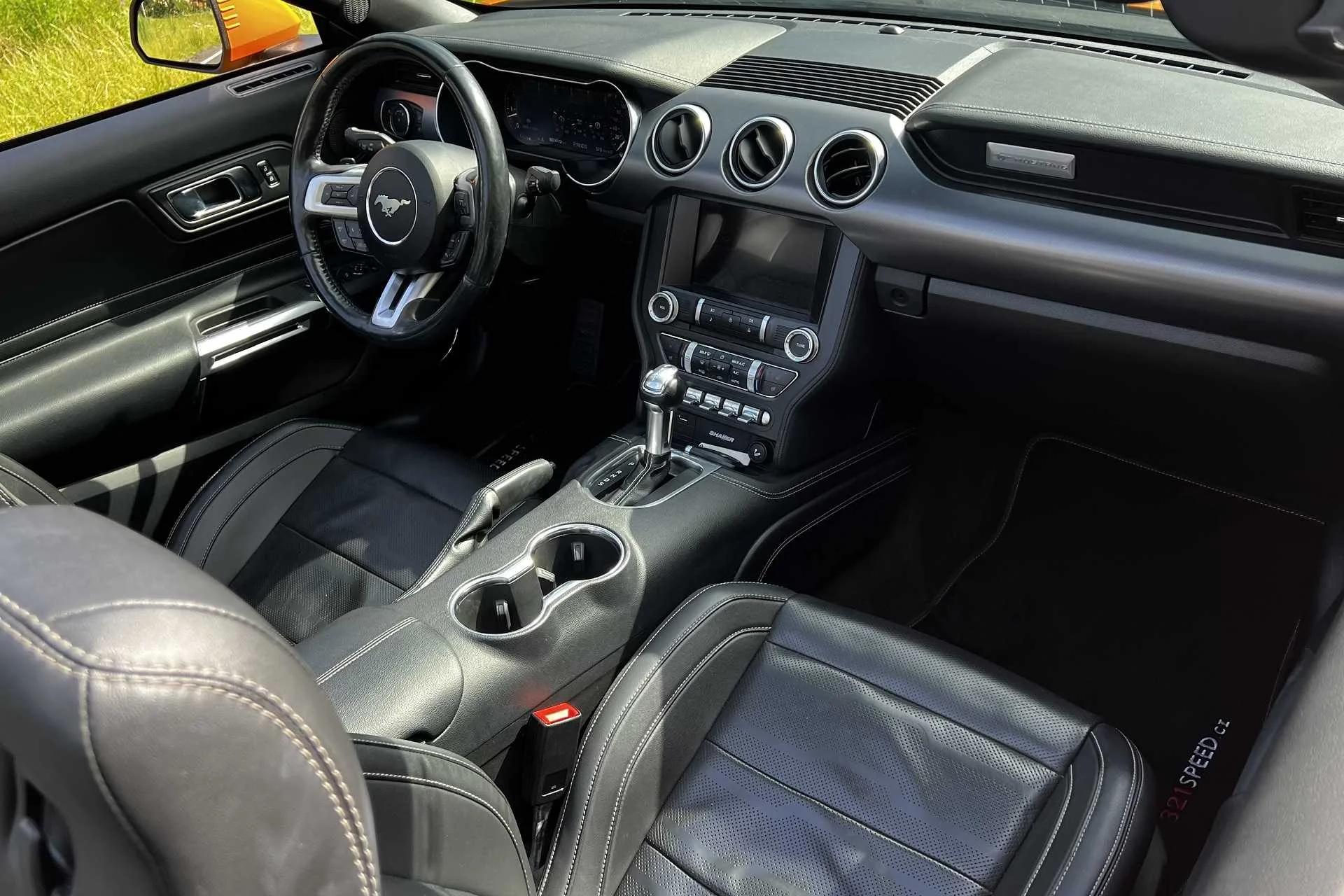 Jízda, na kterou nezapomenete: Ford Mustang GT 5.0 V8 Cabrio 450 koní na 12 i 24 hodin