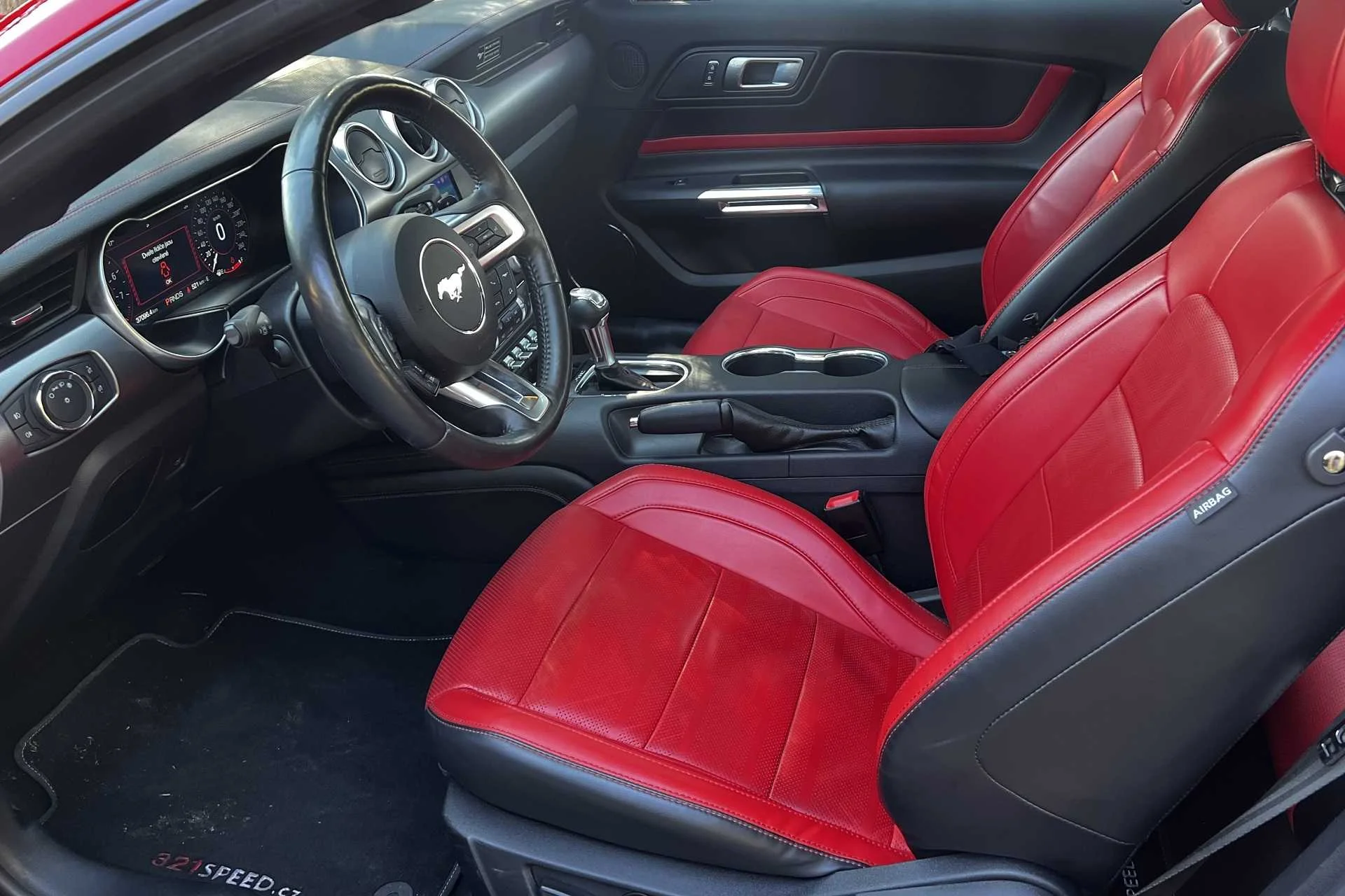 Dávka adrenalinu už na vás čeká: Půjčte si Ford Mustang GT Coupe na 12 nebo 24 hod.