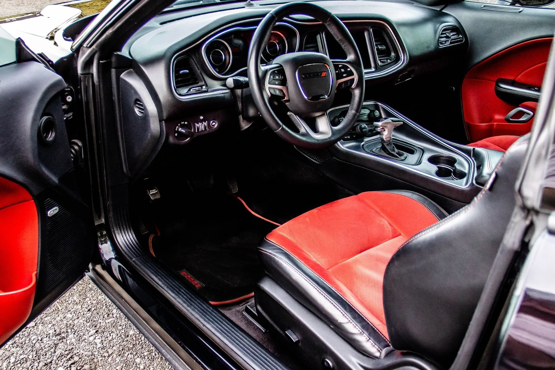 Zapůjčení Dodge Challenger 5.7 V8 HEMI na 12, 24 či 48 hod.