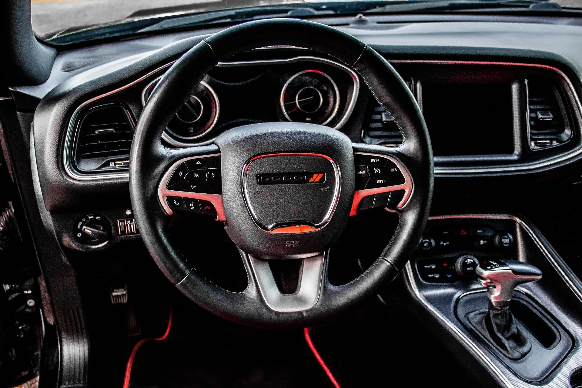 Zapůjčení Dodge Challenger 5.7 V8 HEMI na 12, 24 či 48 hod.