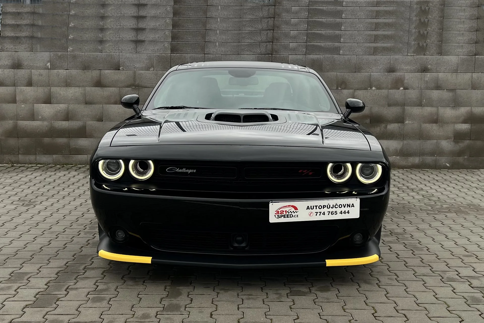 Dodge Challenger 5.7 V8 HEMI SHAKER na 12 nebo 24 hod.